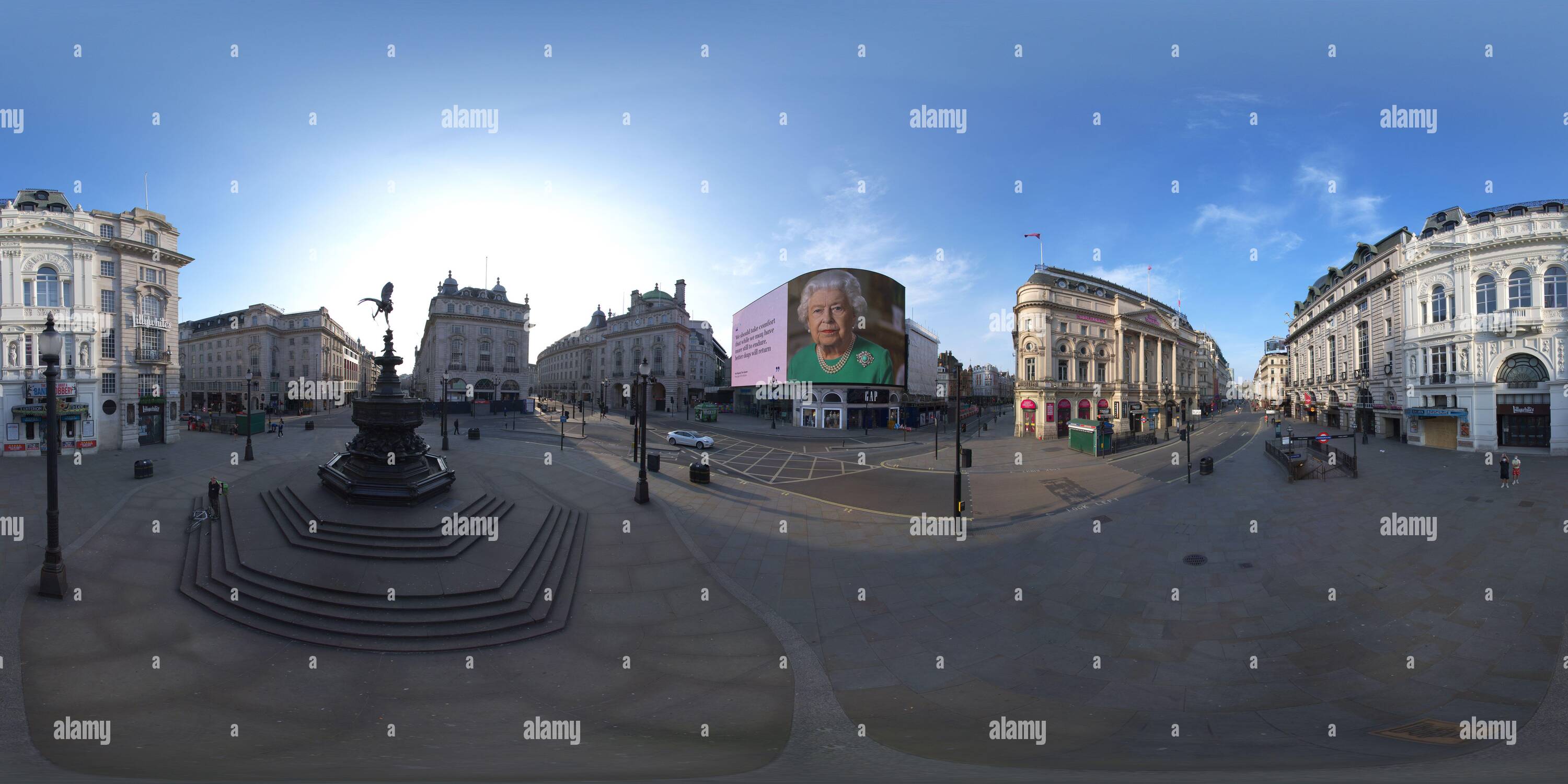 360 Grad Panorama Ansicht von EIN BILD IHRER MAJESTÄT DER KÖNIGIN ELIZABETH II. IN EINEM EINSAMEN PICCADILLY CIRCUS, LONDON, WÄHREND DER COVID 19 PANDEMIE. PIC : © MARK PAIN / ALAMY