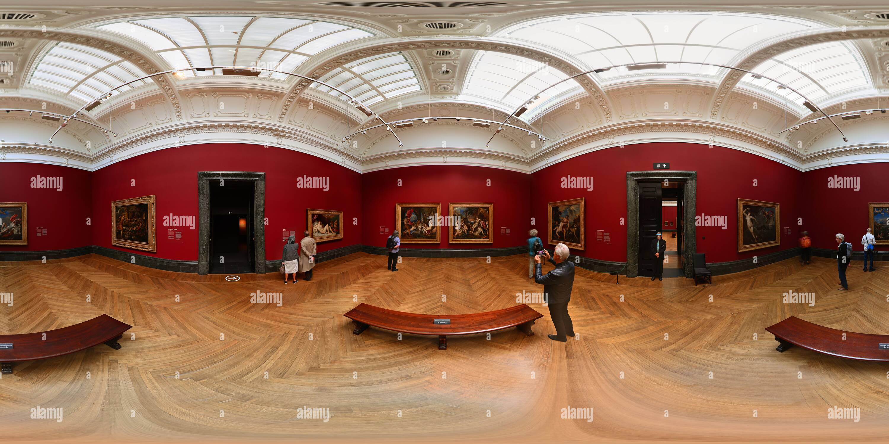 360 Grad Panorama Ansicht von Die Tizian-Ausstellung in der National Gallery in London vereint alle sechs Gemälde zum ersten Mal seit über 400 Jahren. BILDNACHWEIS: © MARK SCHMERZ