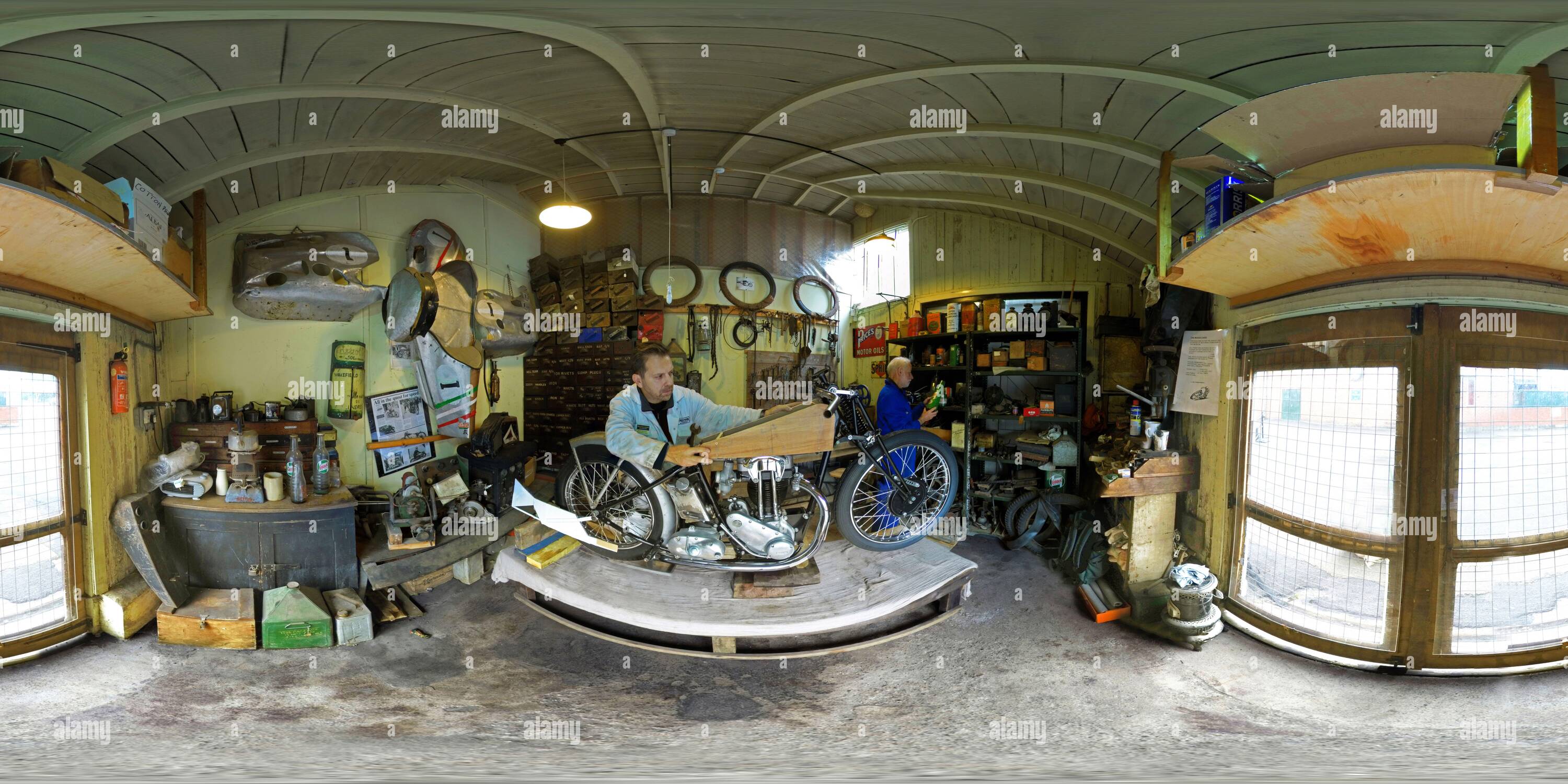 360 Grad Panorama Ansicht von Perry Barwick ist für den Wiederaufbau und die Sanierung eines Triumph Tiger 80 1939 im Brooklands Museum beaufsichtigt. Bild-Kredit : © MARK PAIN / ALAMY
