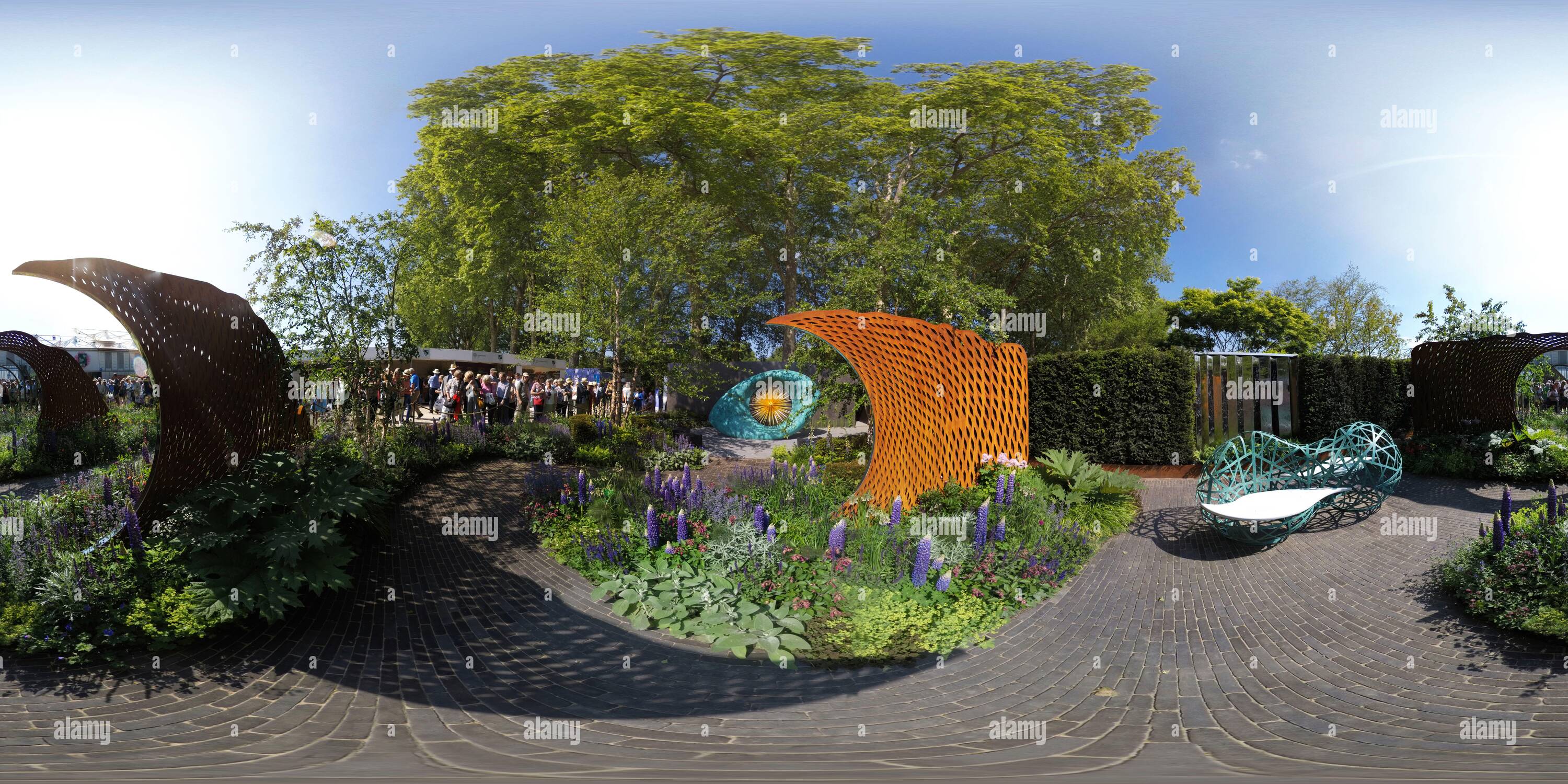 360 Grad Panorama Ansicht von DER SAVILLS SCHAUGARTEN WURDE VON DAVID HARBER ENTWORFEN. DIE CHELSEA FLOWER SHOW. BILDNACHWEIS : © MARK PAIN / ALAMY STOCK FOTO