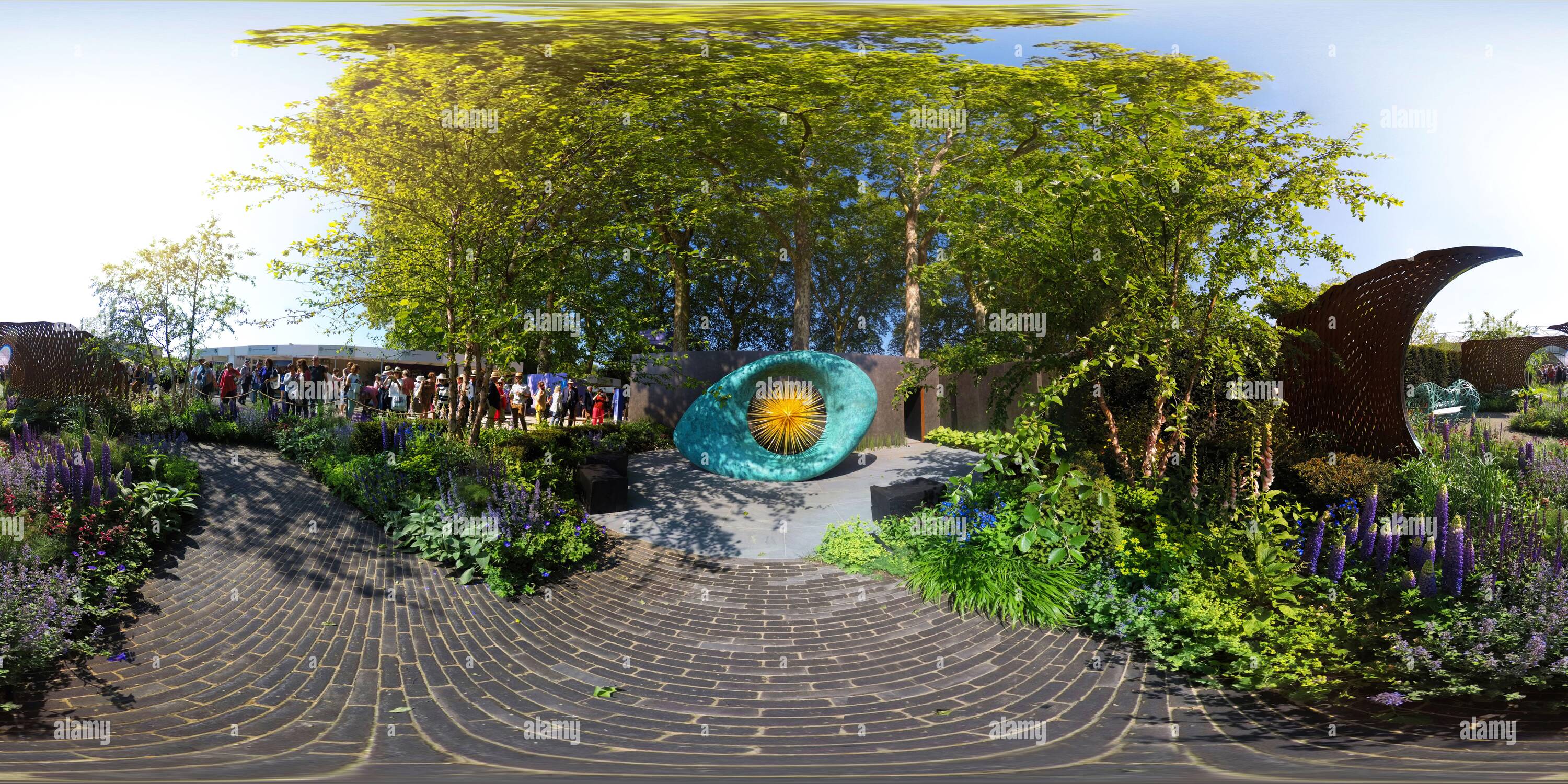 360 Grad Panorama Ansicht von DER SAVILLS SCHAUGARTEN WURDE VON DAVID HARBER ENTWORFEN. DIE CHELSEA FLOWER SHOW. BILDNACHWEIS : © MARK PAIN / ALAMY STOCK FOTO