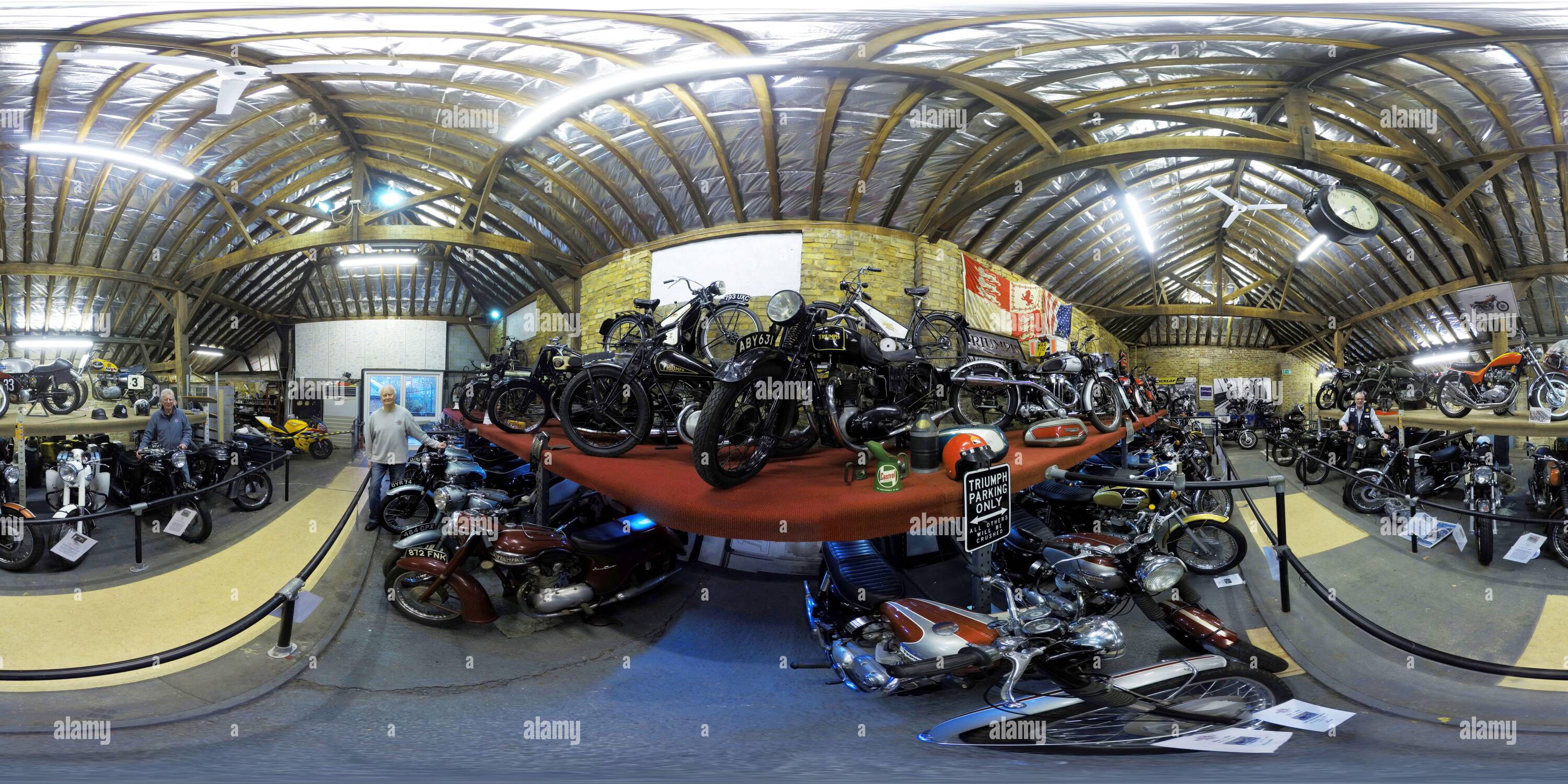 360 Grad Panorama Ansicht von Britische Motorradnostalgie, dies ist die Ausstellung „Home of Triumph“ im London Motorcycle Museum. Bild-Kredit : © MARK PAIN / ALAMY