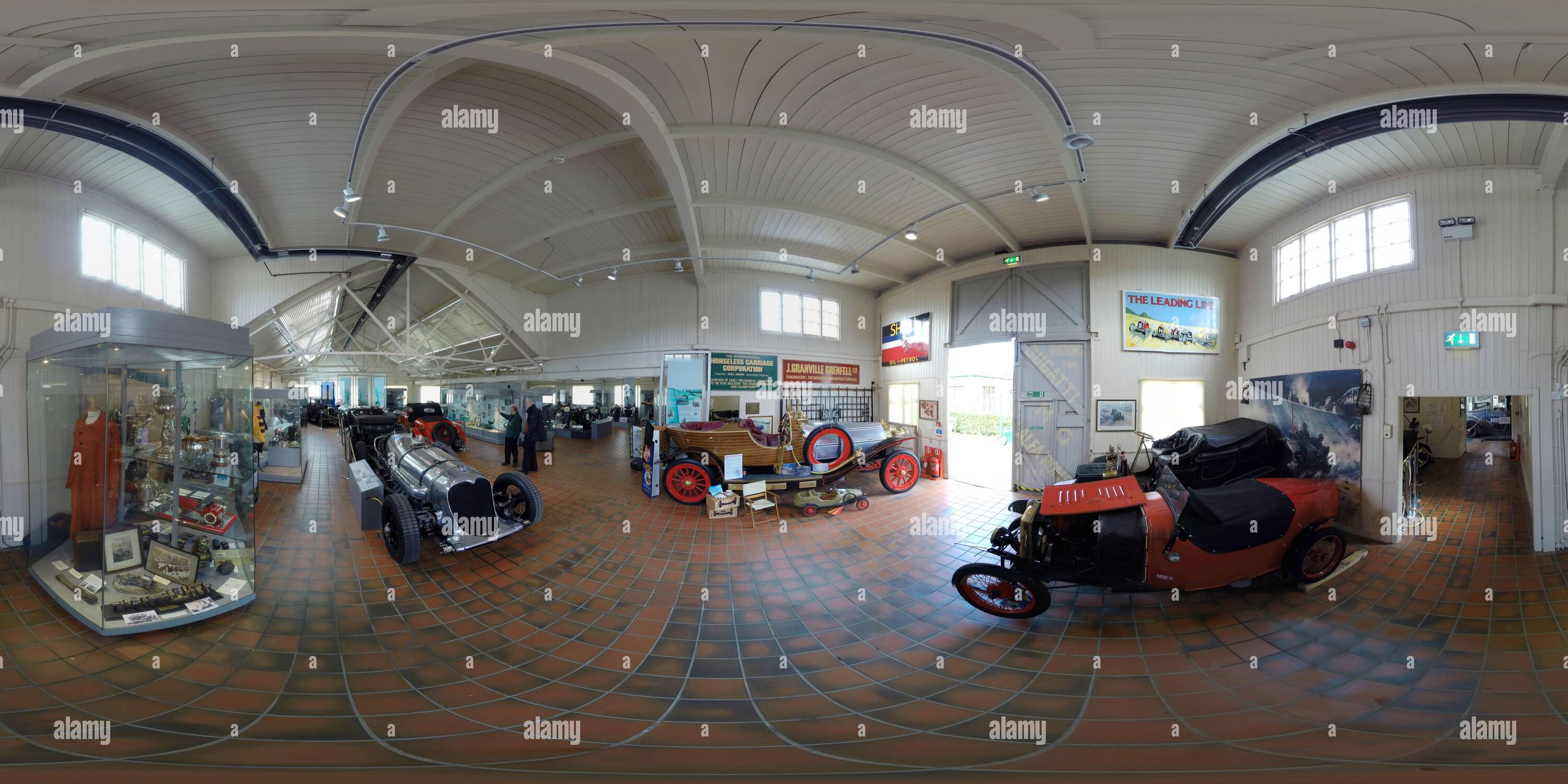 360 Grad Panorama Ansicht von DER 1967 CHITTY CHITTY BANG BANG (SILBERNES AUTO, ROTE RÄDER) IM BROOKLANDS MUSEUM IN SURREY. BILD : MARK PAIN / ALAMY