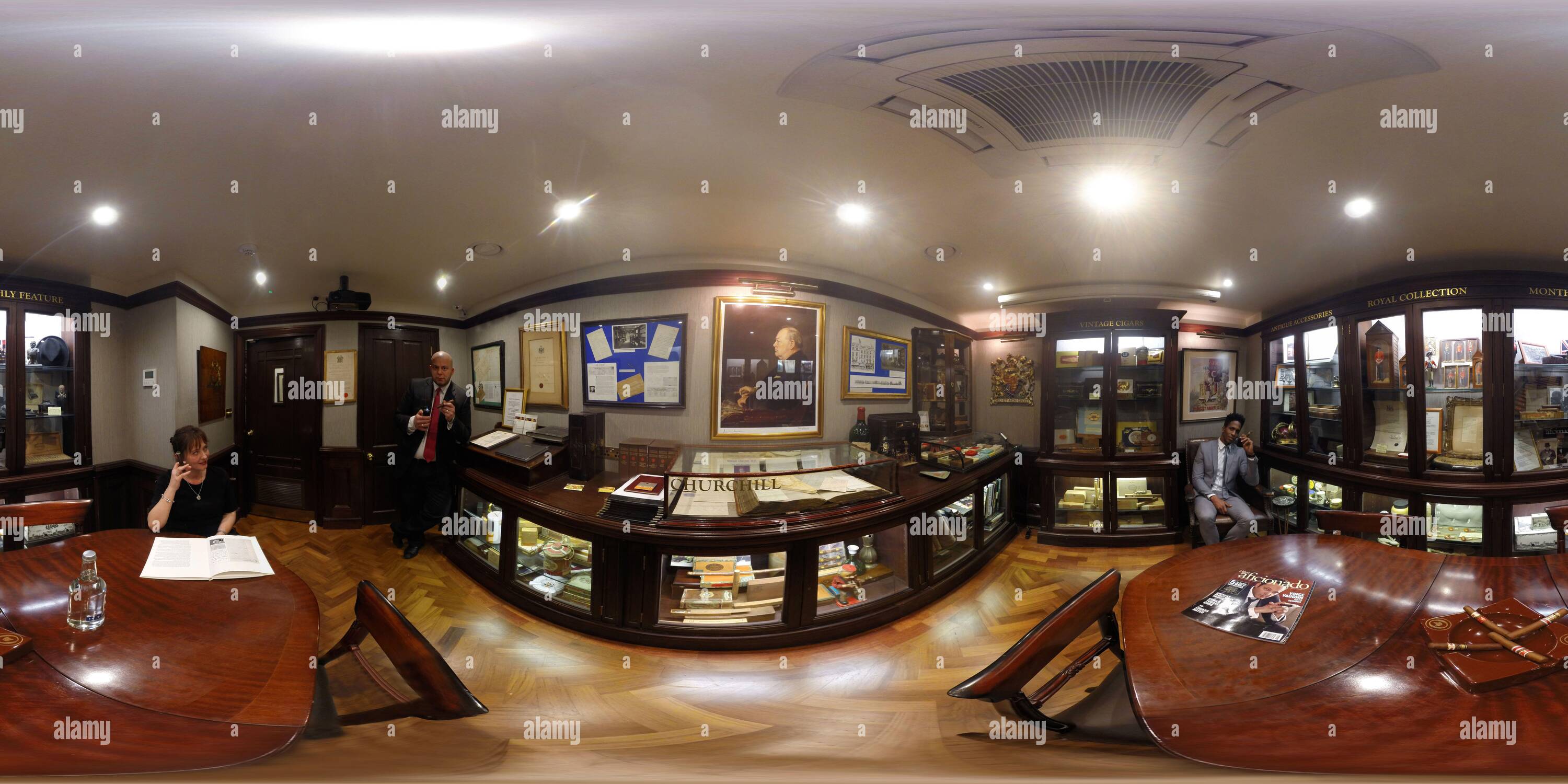 360 Grad Panorama Ansicht von Das Museum in James J Fox Zigarrenhändler in St.James, London. BILD : MARK PAIN / ALAMY
