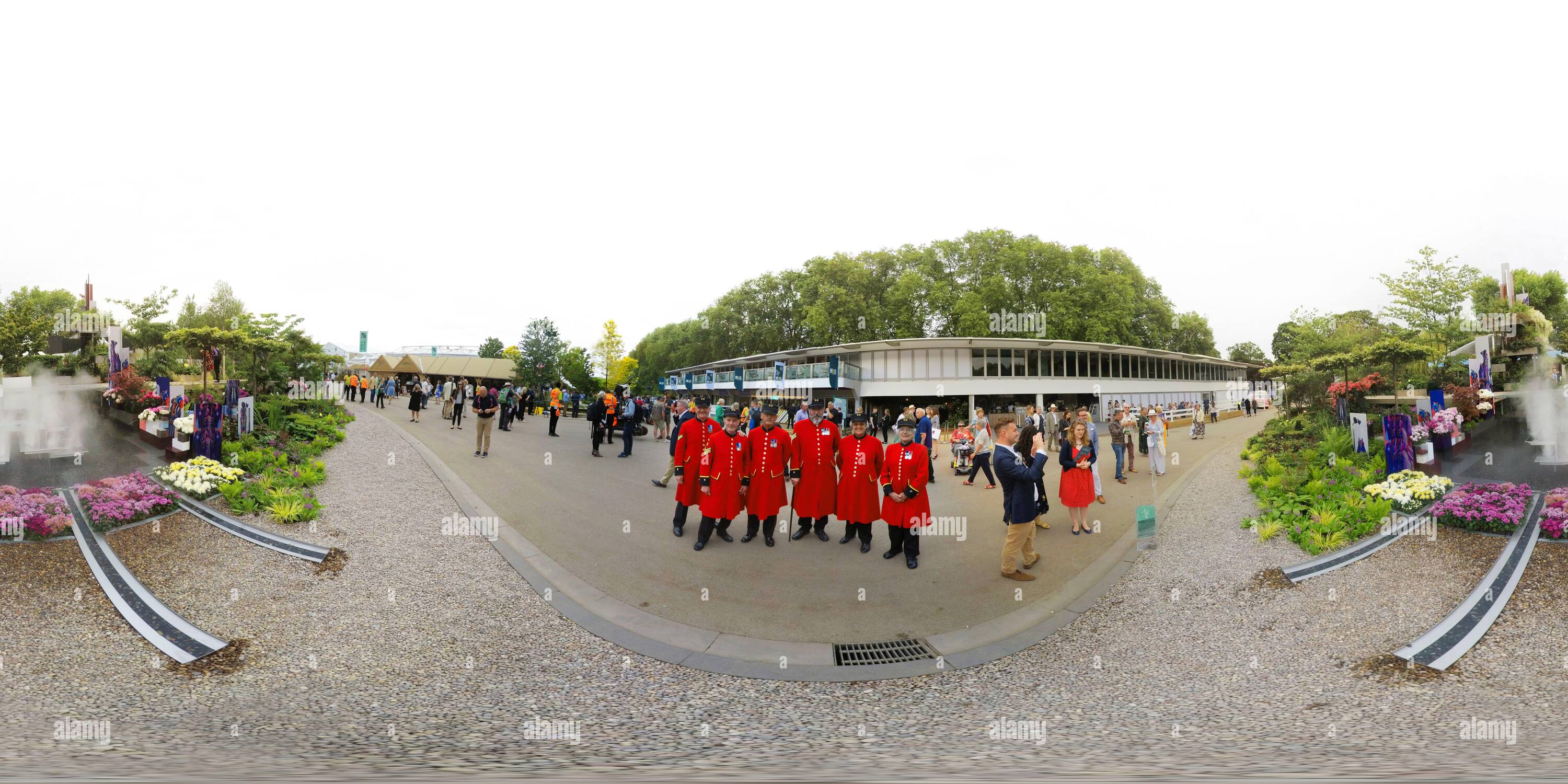 360 Grad Panorama Ansicht von Einige Chelsea Rentner werfen einen genaueren Blick auf den Wuhan Water Show Garden auf der Chelsea Flower Show 2018. Bildnachweis: © Mark Pain / Alamy