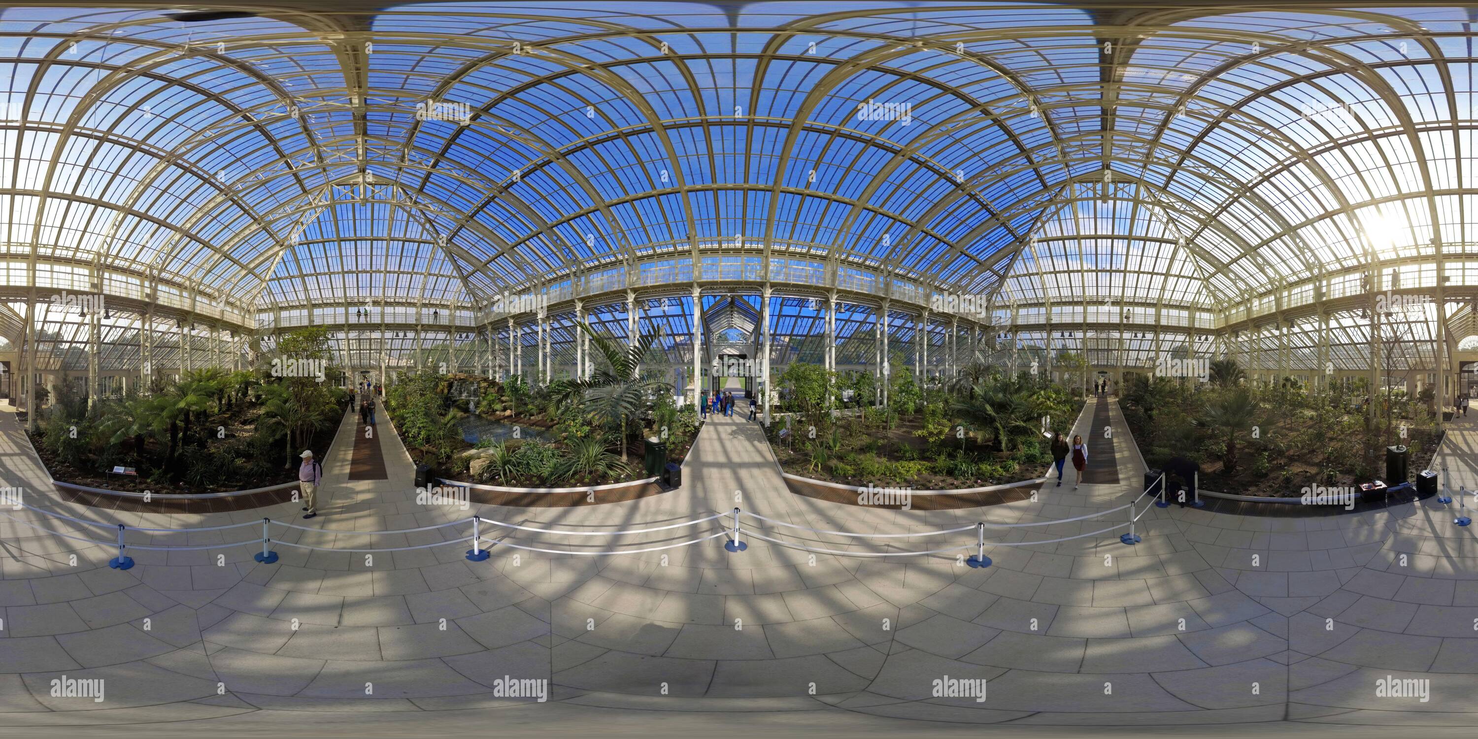 360 Grad Panorama Ansicht von Werfen Sie einen Blick auf das größte viktorianische Glashaus der Welt, das gemäßigte Haus in Kew Gardens. Bildnachweis: © Mark Pain / Alamy