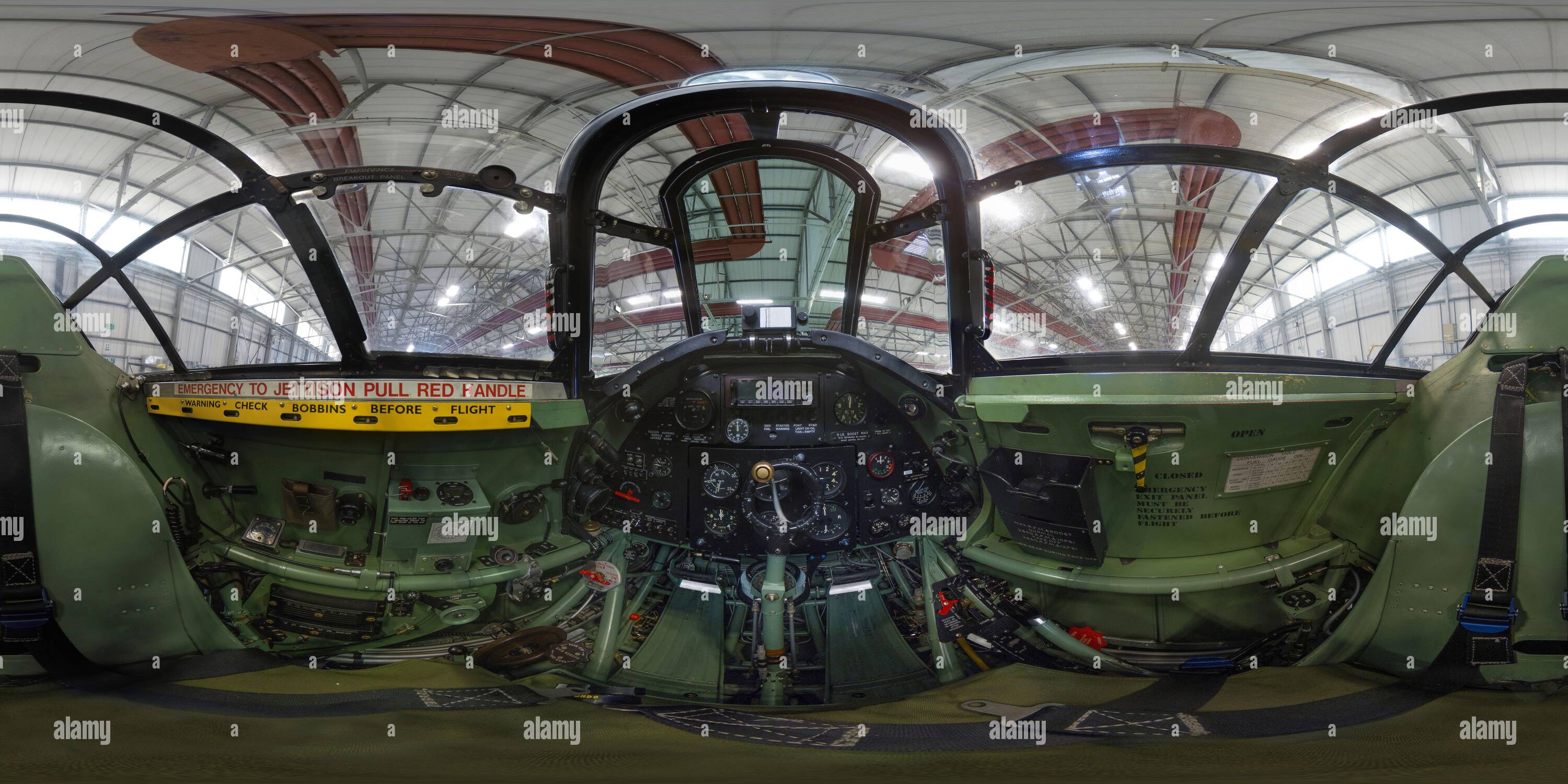 360 Grad Panorama Ansicht von Das detaillierte Cockpit eines Hawker Hurricane PZ865 des Battle of the Battle of Britain Memorial Flight. Bild : © Mark Pain / Alamy