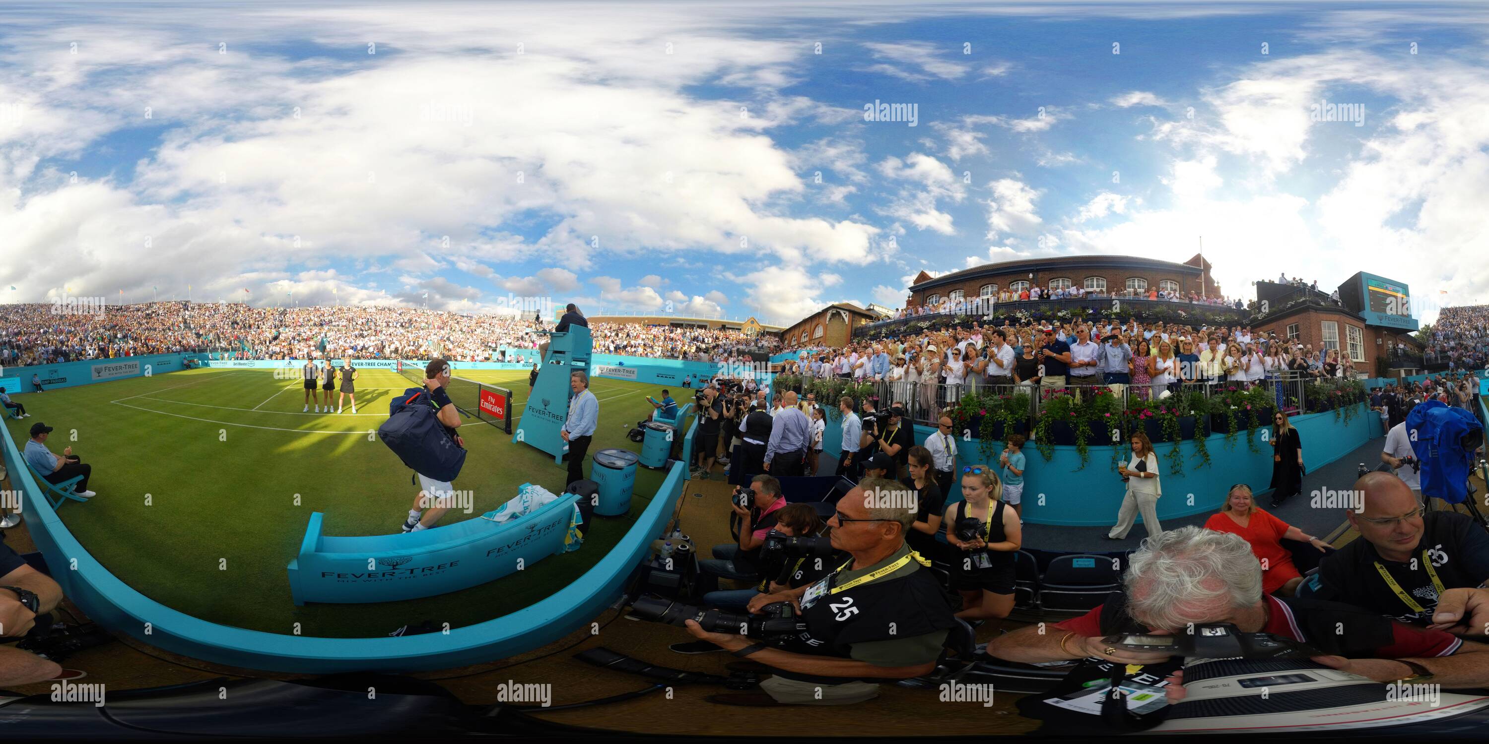 360 Grad Panorama Ansicht von ANDY MURRAY GEHT NACH EINER NIEDERLAGE BEI SEINER ERSTEN RÜCKKEHR NACH EINER VERLETZUNG LOS. FEVER TREE CHAMPS, QUEENS CLUB, LONDON. BILD : © MARK PAIN / ALAMY