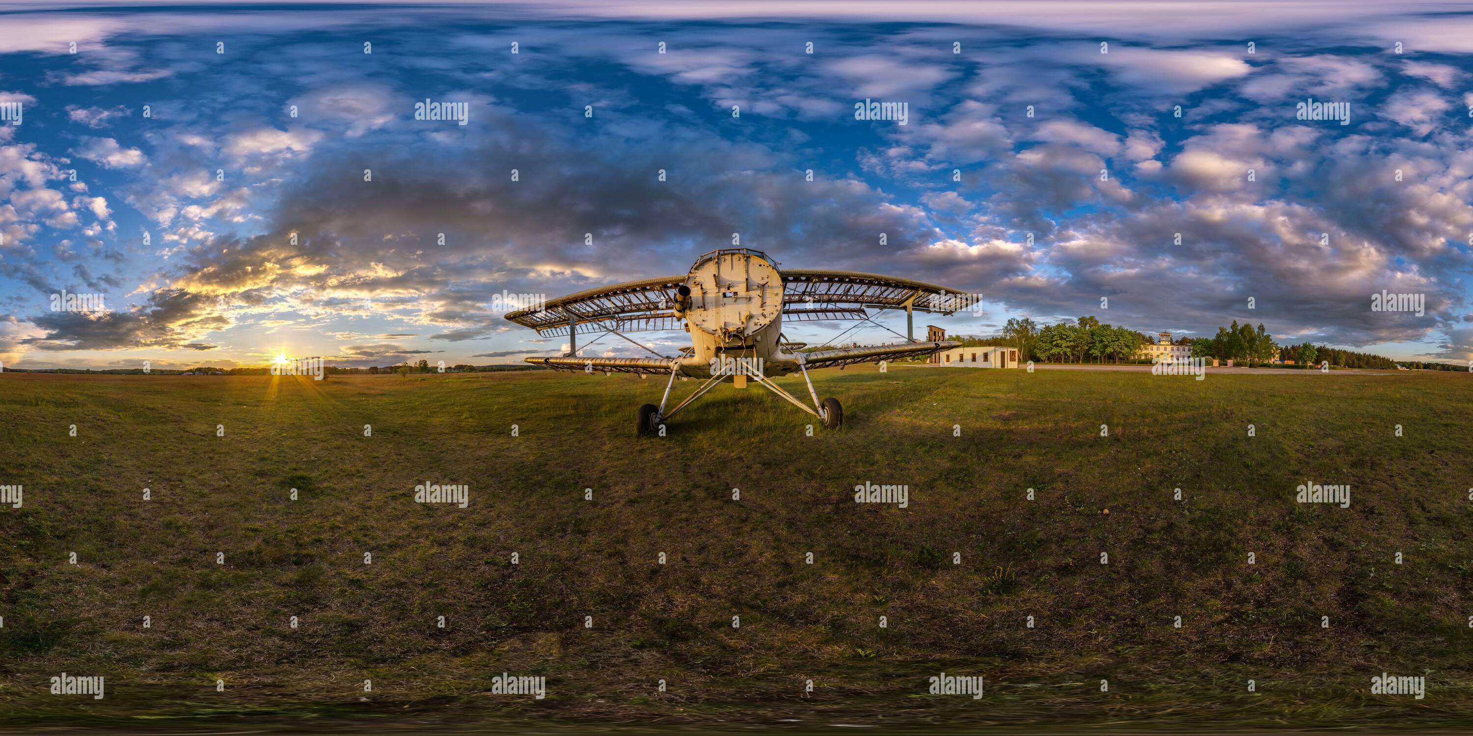 360 Grad Panorama Ansicht von Full nahtlose spherical hdri Panorama 360 Grad Winkel Ansicht unter Felder in der Nähe von alten Flugzeug im Sommer Abend Sonnenuntergang mit genial Wolken in äquirectan