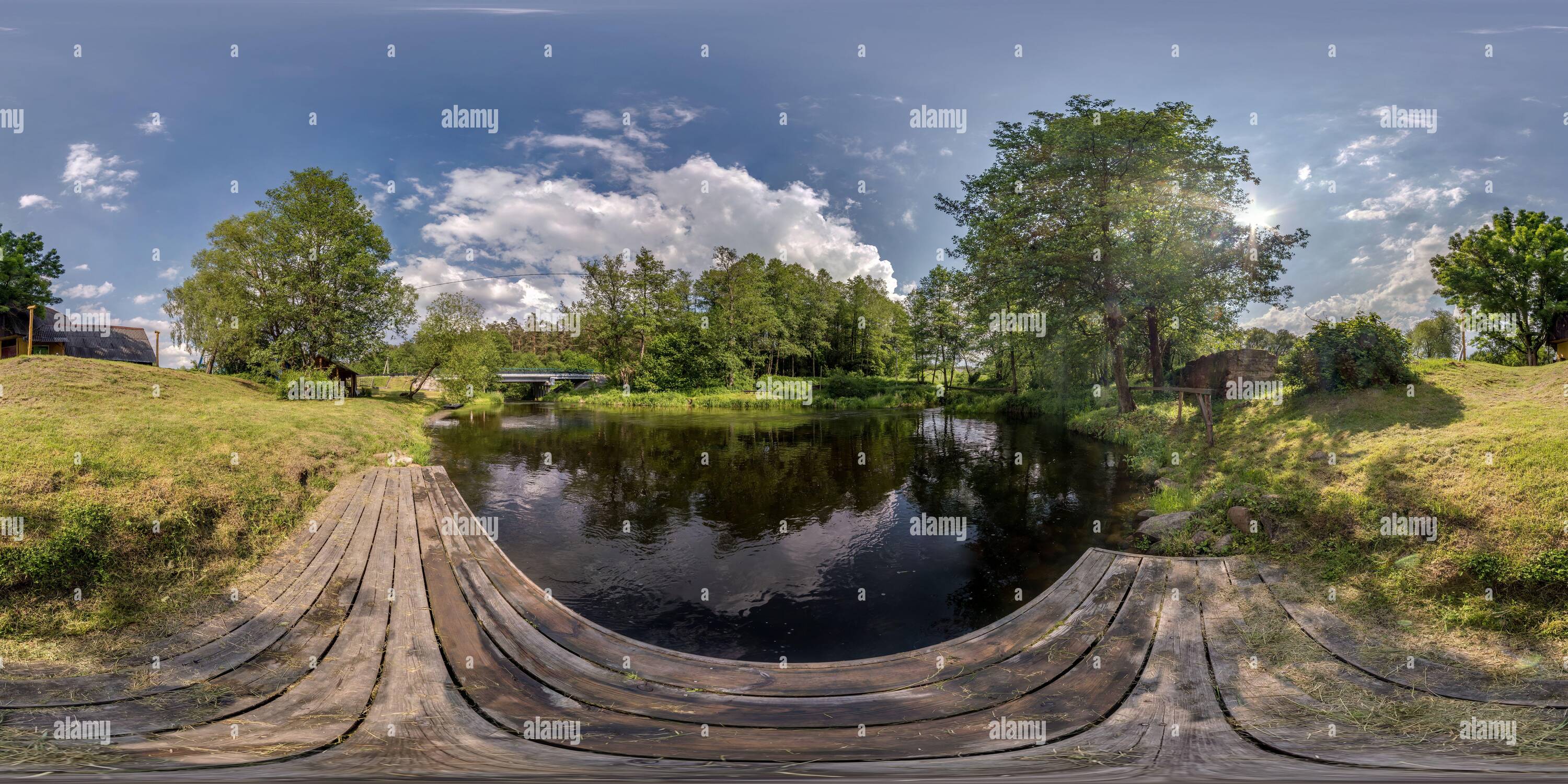 360 Grad Panorama Ansicht von Full Seamless spherical hdri Panorama 360 Grad Winkelansicht auf Hölzerne Pier von See oder Fluss in der Nähe Brücke mit wunderschön Wolken in equiprechteckig pro