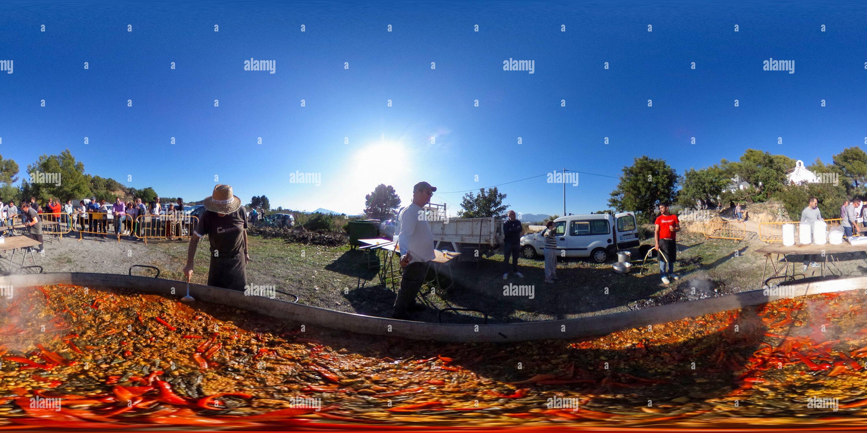 360 Grad Panorama Ansicht von Giant Paella wird während der Fiesta de Santa Barbara neben der kleinen Kapelle von Sta Barbara in der Nähe des kleinen Dorfes Altea La Vella, Alicante zubereitet