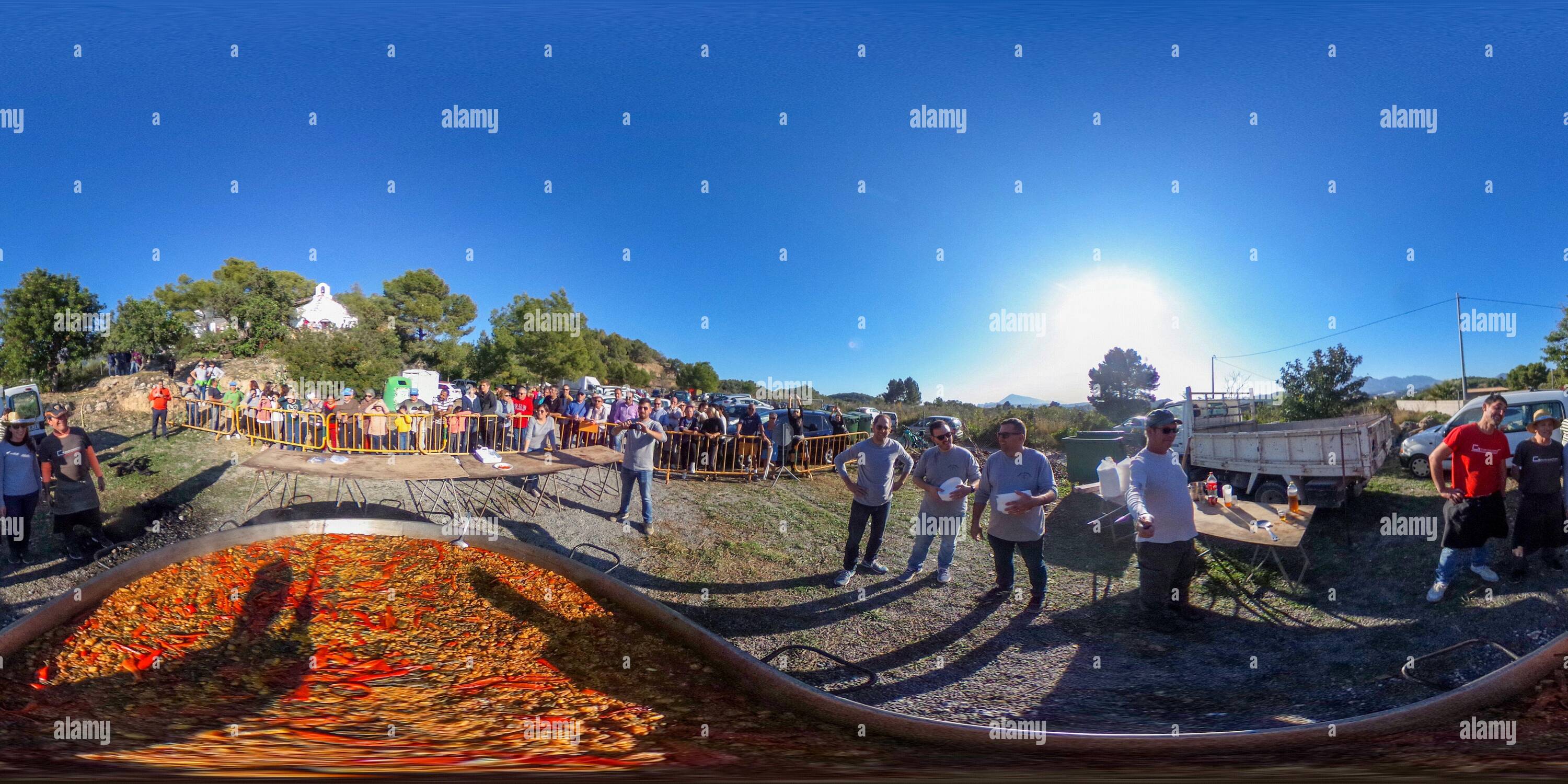 360 Grad Panorama Ansicht von Giant Paella wird während der Fiesta de Santa Barbara neben der kleinen Kapelle von Sta Barbara in der Nähe des kleinen Dorfes Altea La Vella, Alicante zubereitet