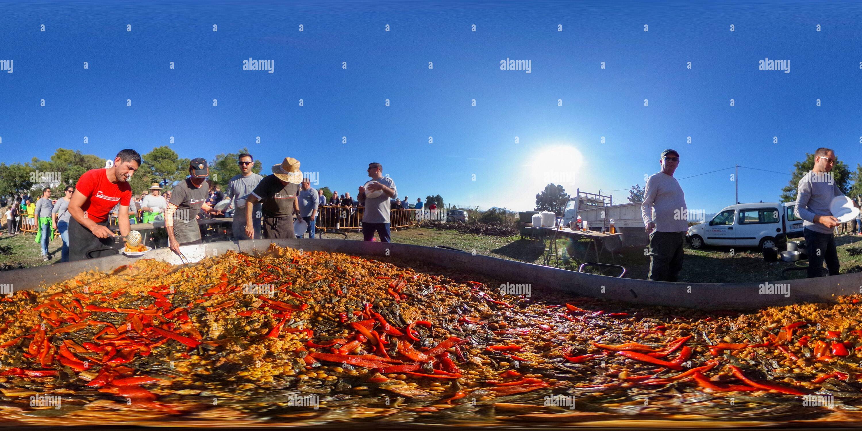 360 Grad Panorama Ansicht von Giant Paella wird während der Fiesta de Santa Barbara neben der kleinen Kapelle von Sta Barbara in der Nähe des kleinen Dorfes Altea La Vella, Alicante zubereitet