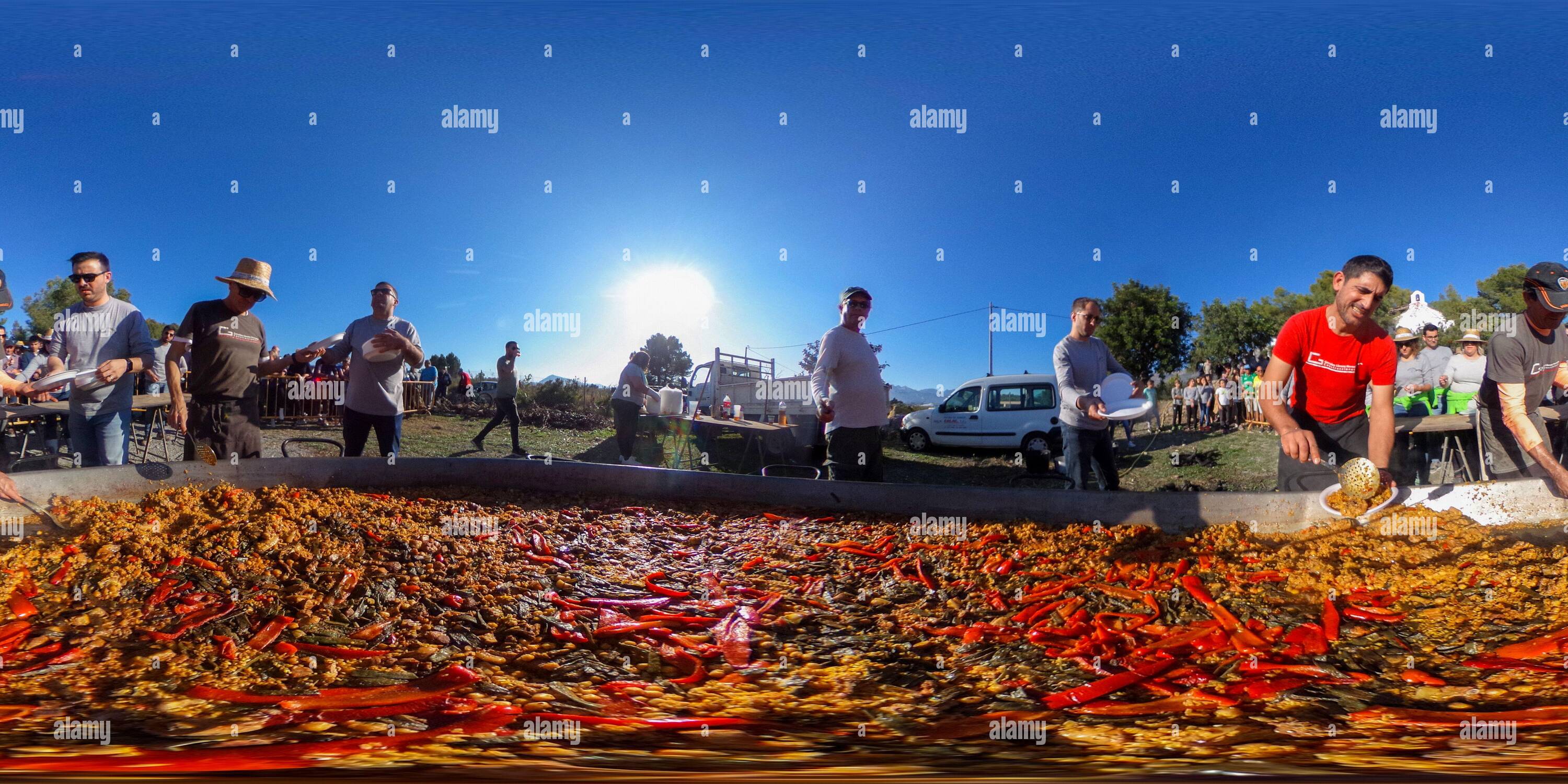 360 Grad Panorama Ansicht von Giant Paella wird während der Fiesta de Santa Barbara neben der kleinen Kapelle von Sta Barbara in der Nähe des kleinen Dorfes Altea La Vella, Alicante zubereitet