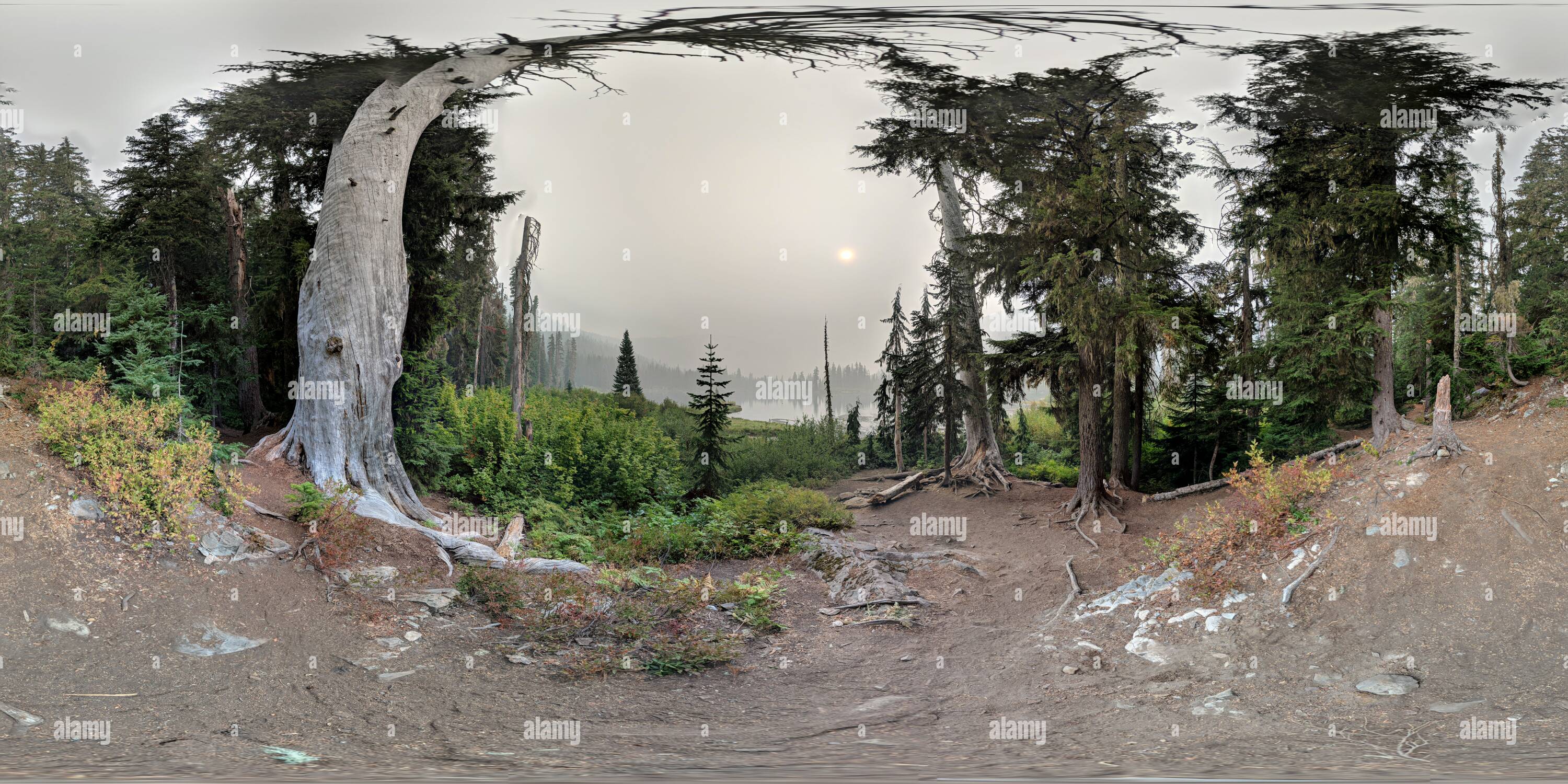 360 Grad Panorama Ansicht von Pete Lake, Alpine Lakes Wilderness - in the Smoke of Fall 2020