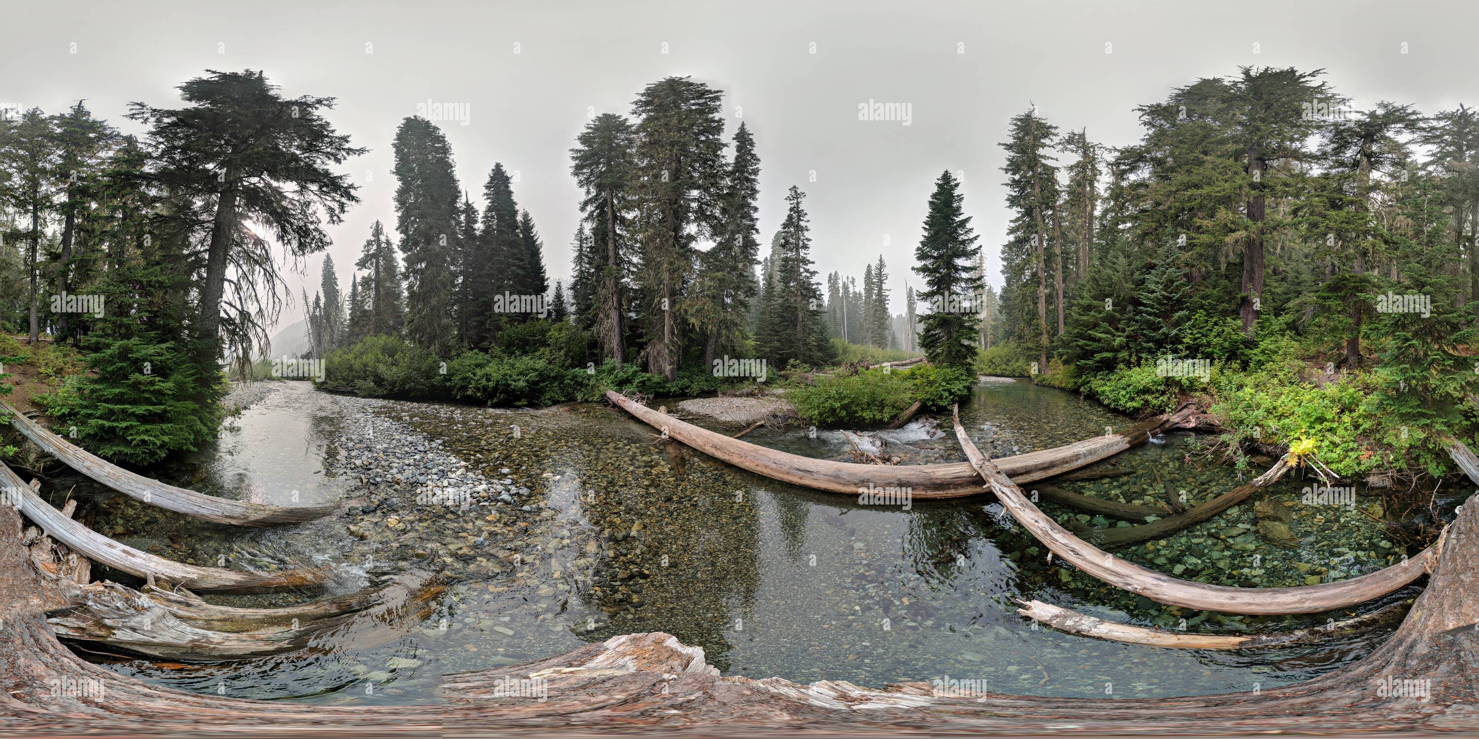 360 Grad Panorama Ansicht von Pete Lake, Alpine Lakes Wilderness - in the Smoke of Fall 2020