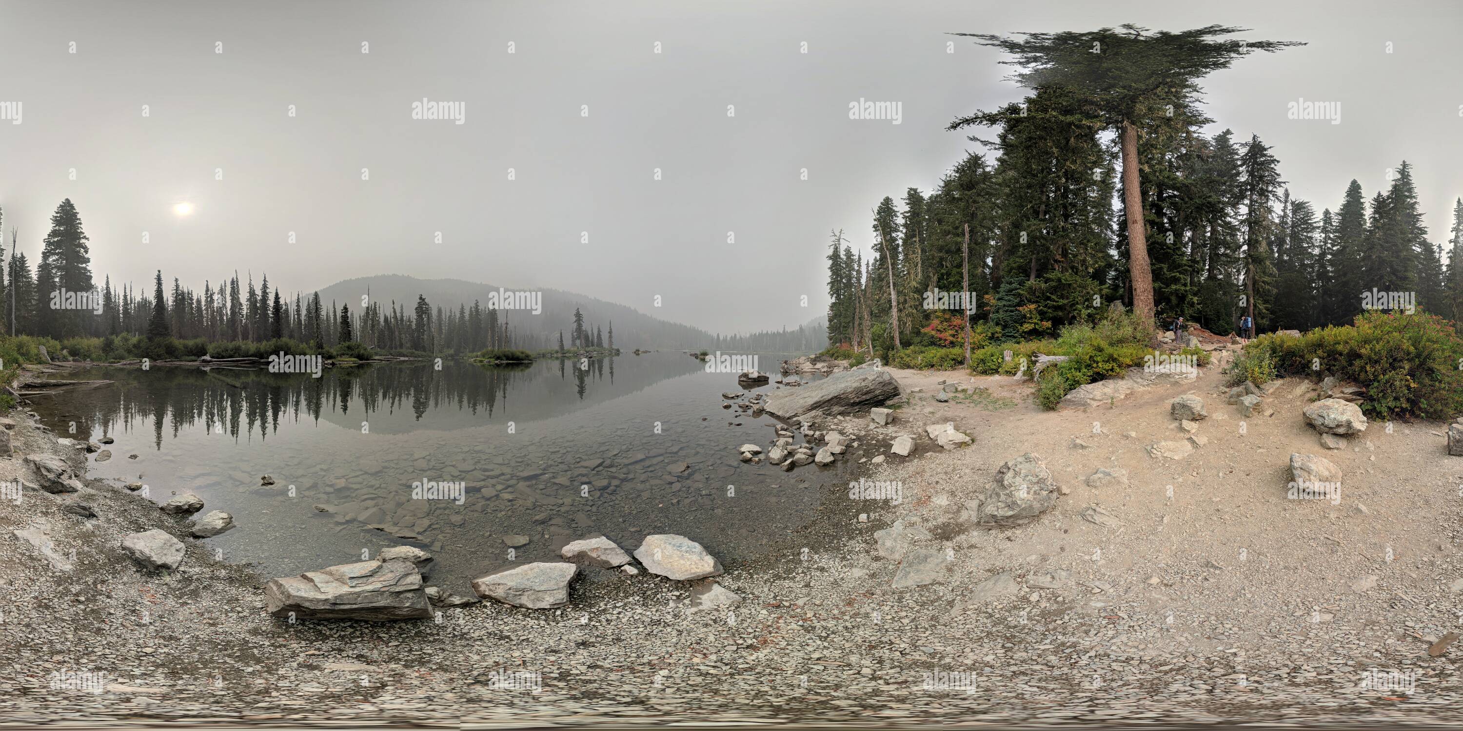 360 Grad Panorama Ansicht von Pete Lake, Alpine Lakes Wilderness - in the Smoke of Fall 2020