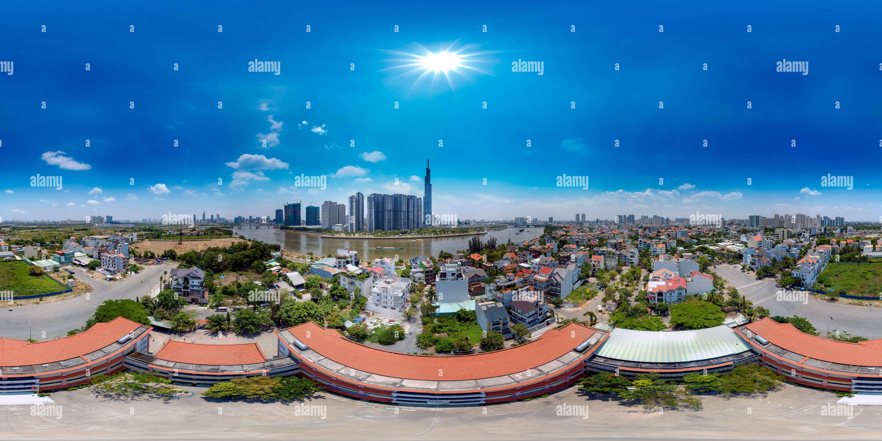 360 Grad Panorama Ansicht von 360 Panoramaaussicht über eine typische vietnamesische öffentliche Sekundarschule mit HCMC und Vinhomes im Hintergrund des Bildes.