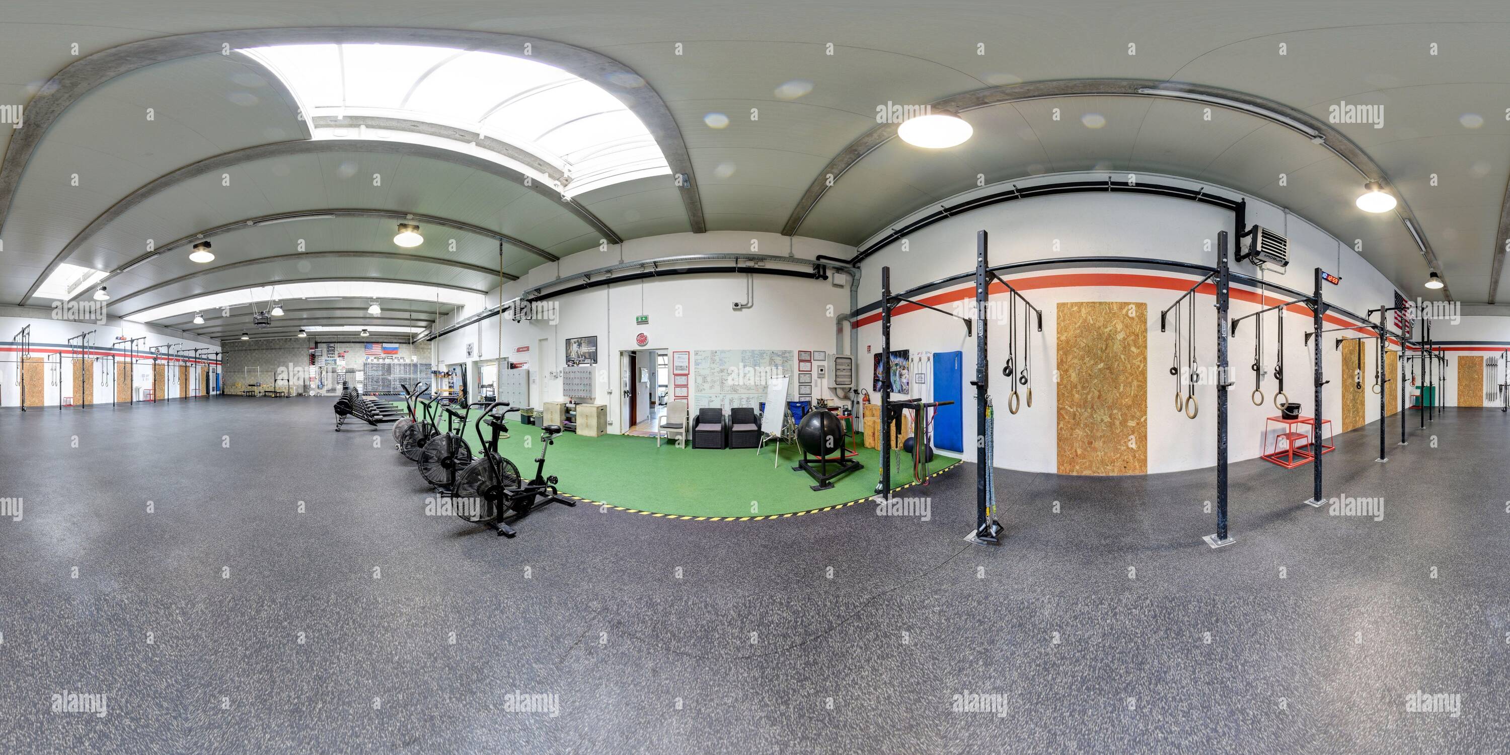 360 Grad Panorama Ansicht von 360 Grad Panorama eines Crossfit Gym Interieurs mit einem Das Sortiment der Sportgeräte für das Ausarbeiten in der Gesundheit Und Fitnesskonzept