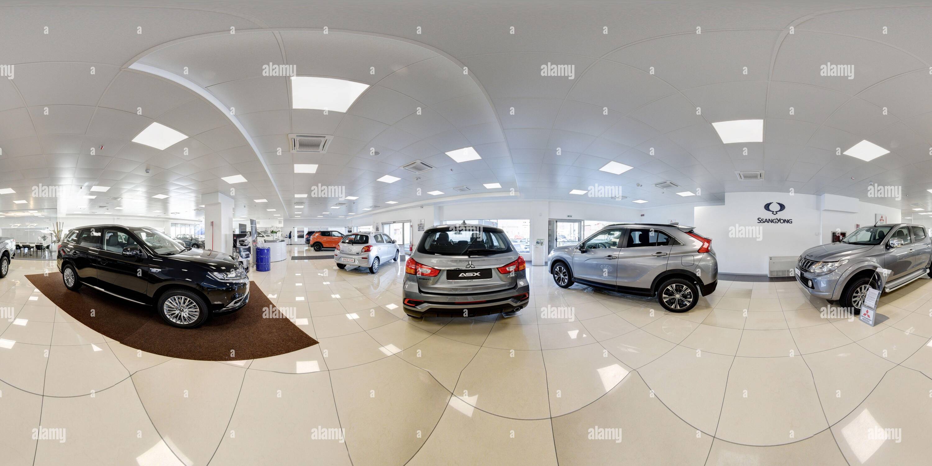 360 Grad Panorama Ansicht von 360 Grad Panorama eines neuen Autohauses Showroom mit Verschiedene Modelle von Fahrzeugen auf dem Display zum Verkauf