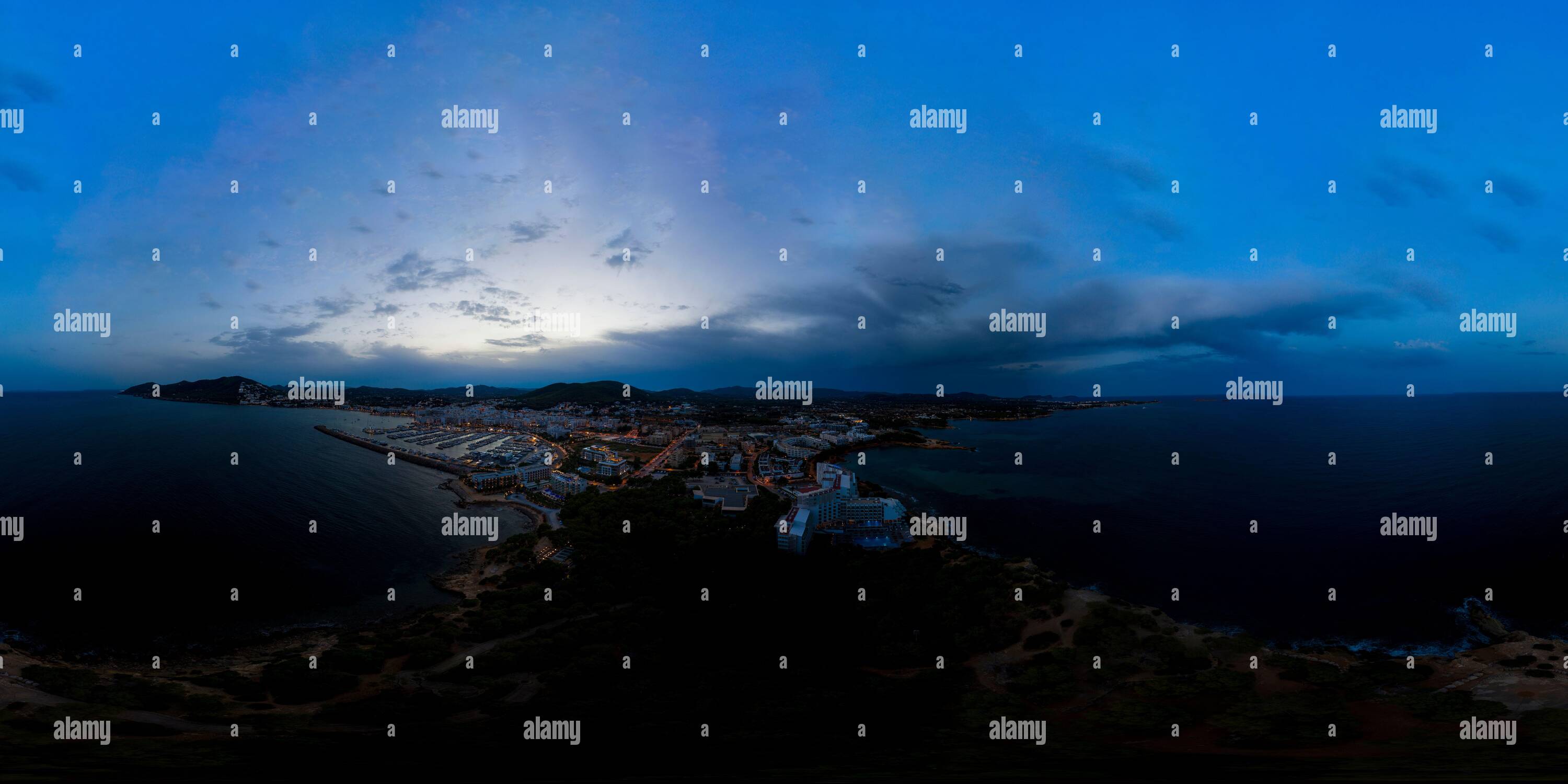 360 Grad Panorama Ansicht von Luftdrohne 360 Grad Panoramakugel Luftaufnahme des Schöner Strand vor Ibiza in Spanien mit spanischen Anzeigen Strand und Hotels von oben i