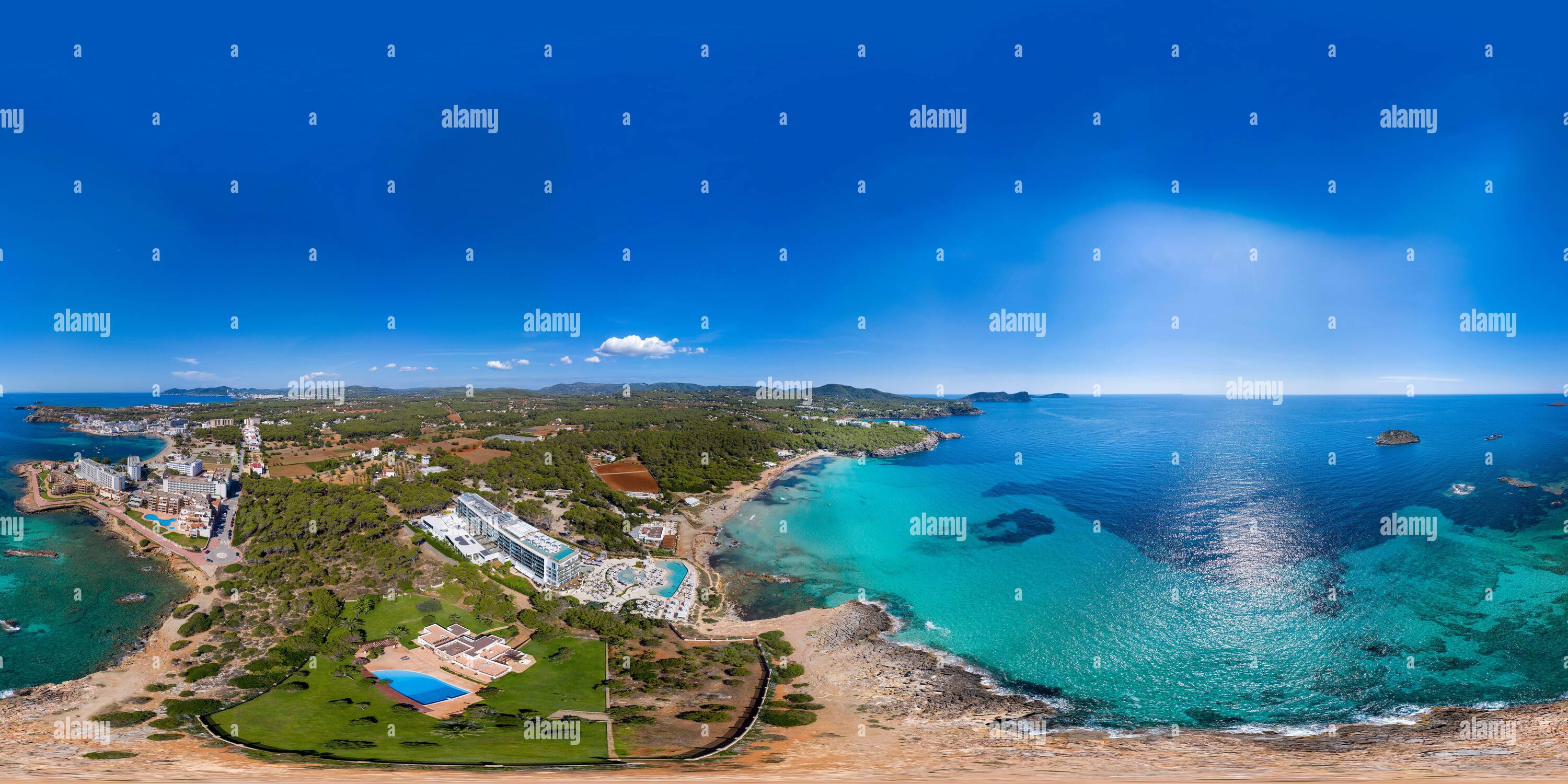 360 Grad Panorama Ansicht von Luftdrohne 360 Grad Panoramakugel Luftaufnahme des Schöner Strand vor Ibiza in Spanien mit spanischen Anzeigen Strand und Hotels von oben