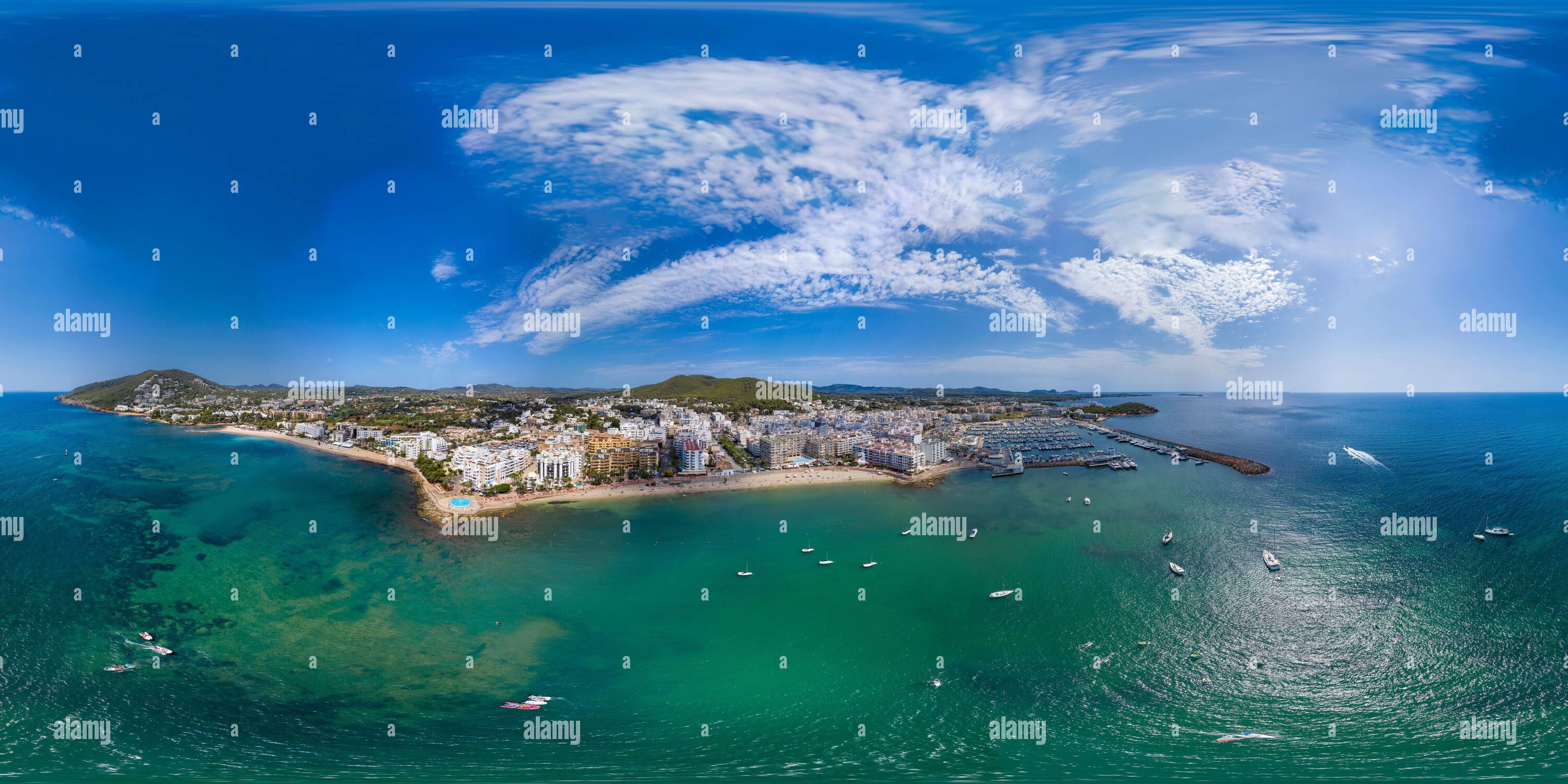 360 Grad Panorama Ansicht von Luftdrohne 360 Grad Panoramakugel Luftaufnahme des Schöner Strand vor Ibiza in Spanien mit spanischen Anzeigen Strand und Hafen mit Booten