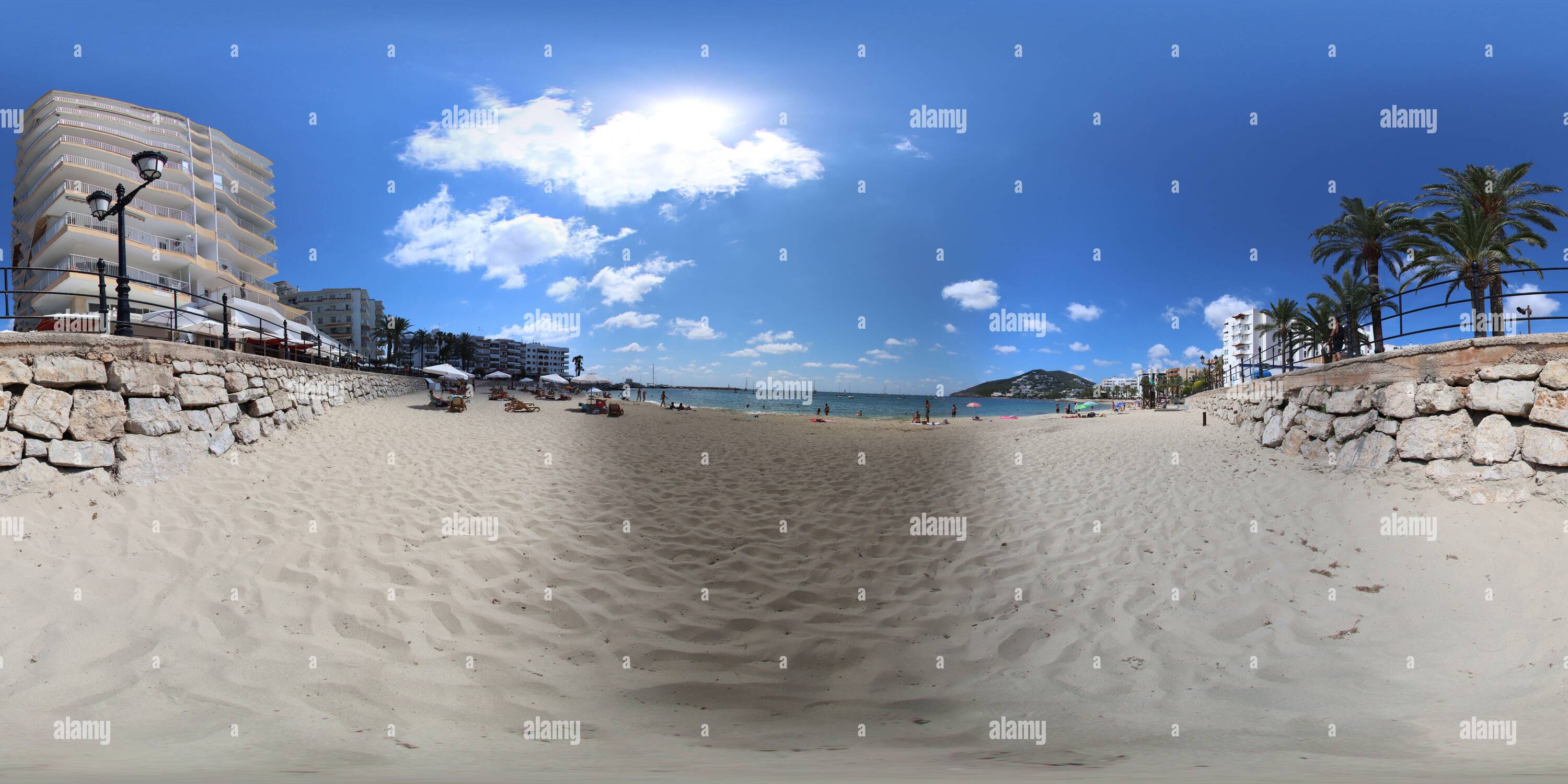 360 Grad Panorama Ansicht von 360-Grad-Panoramafoto der wunderschönen Strandpromenade Von Ibiza in Spanien mit der spanischen Strandpromenade Ein heller, sonniger Sommertag