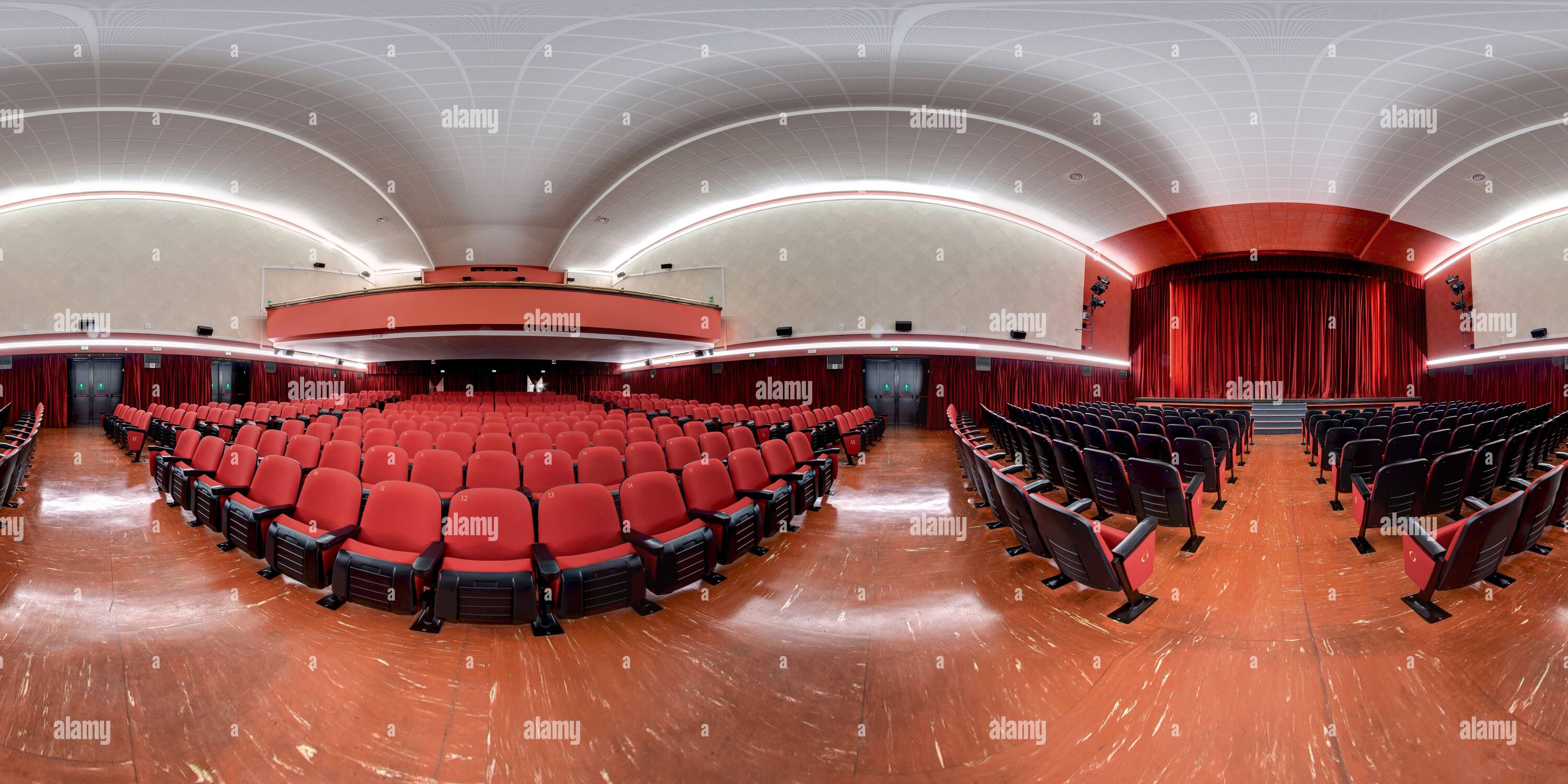 360 Grad Panorama Ansicht von 360 Grad Panorama des Innenraums des Theaters mit Reihen von Leere rote Sitze in einem Unterhaltungskonzept