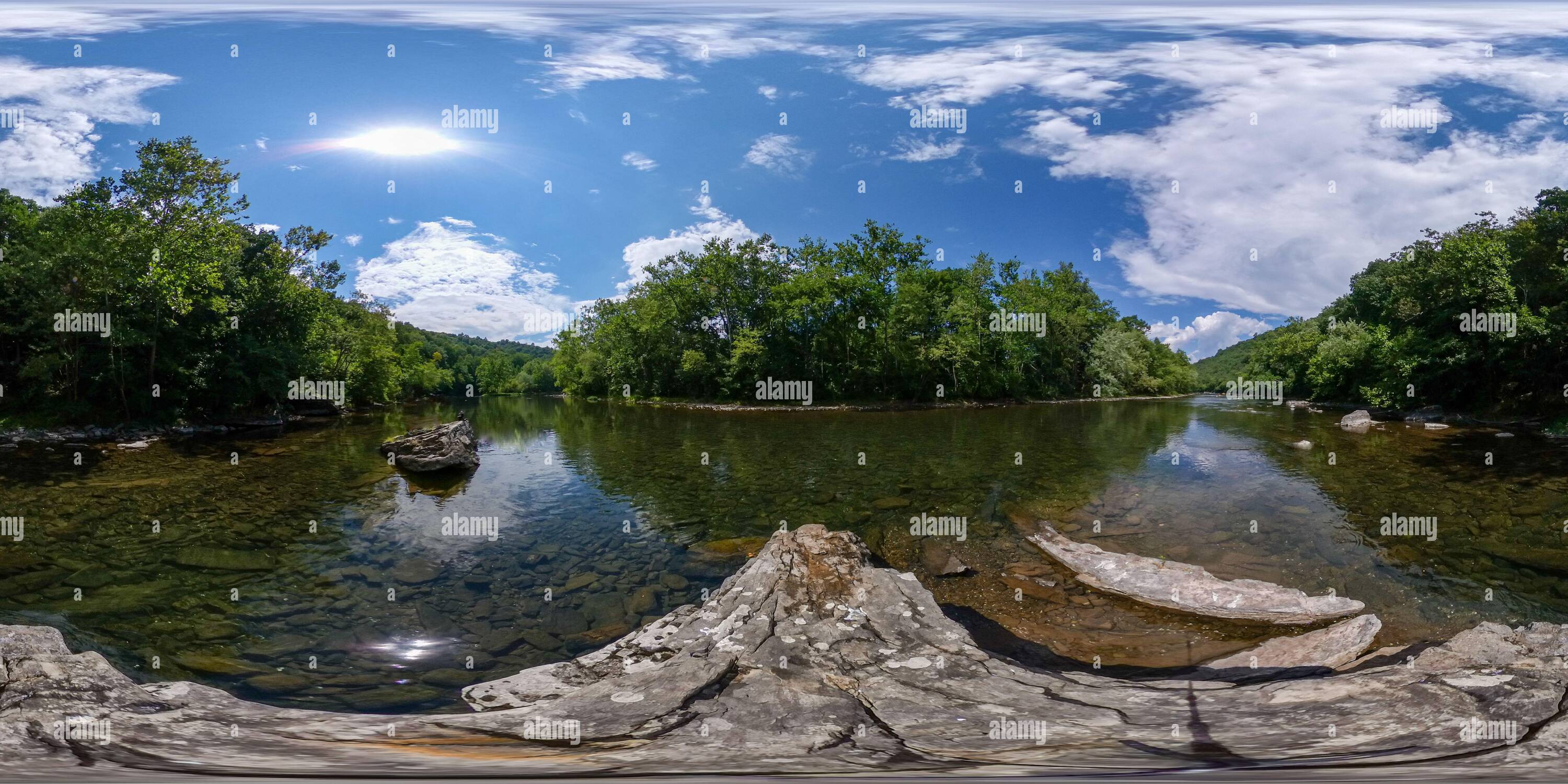 360 Grad Panorama Ansicht von Blick von einem großen Felsen im Raystown Branch des Juniata River