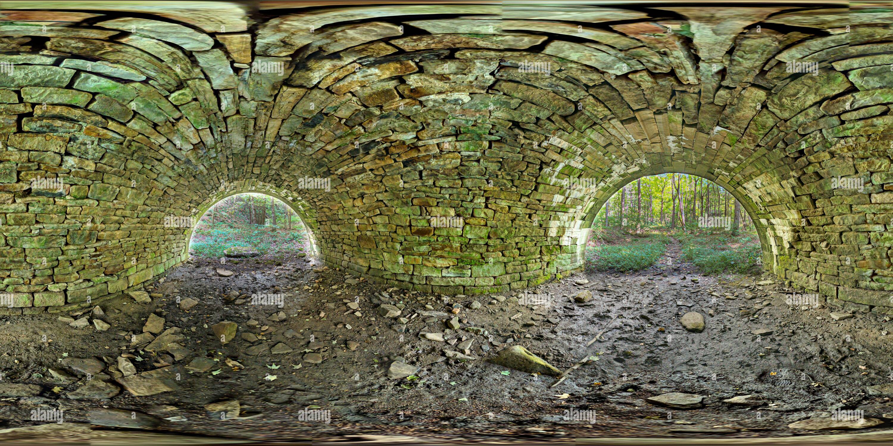 360 Grad Panorama Ansicht von Fotosphäre unter einer Steinbogenbrücke aus den 1800er Jahren der Allegheny Portage Railroad