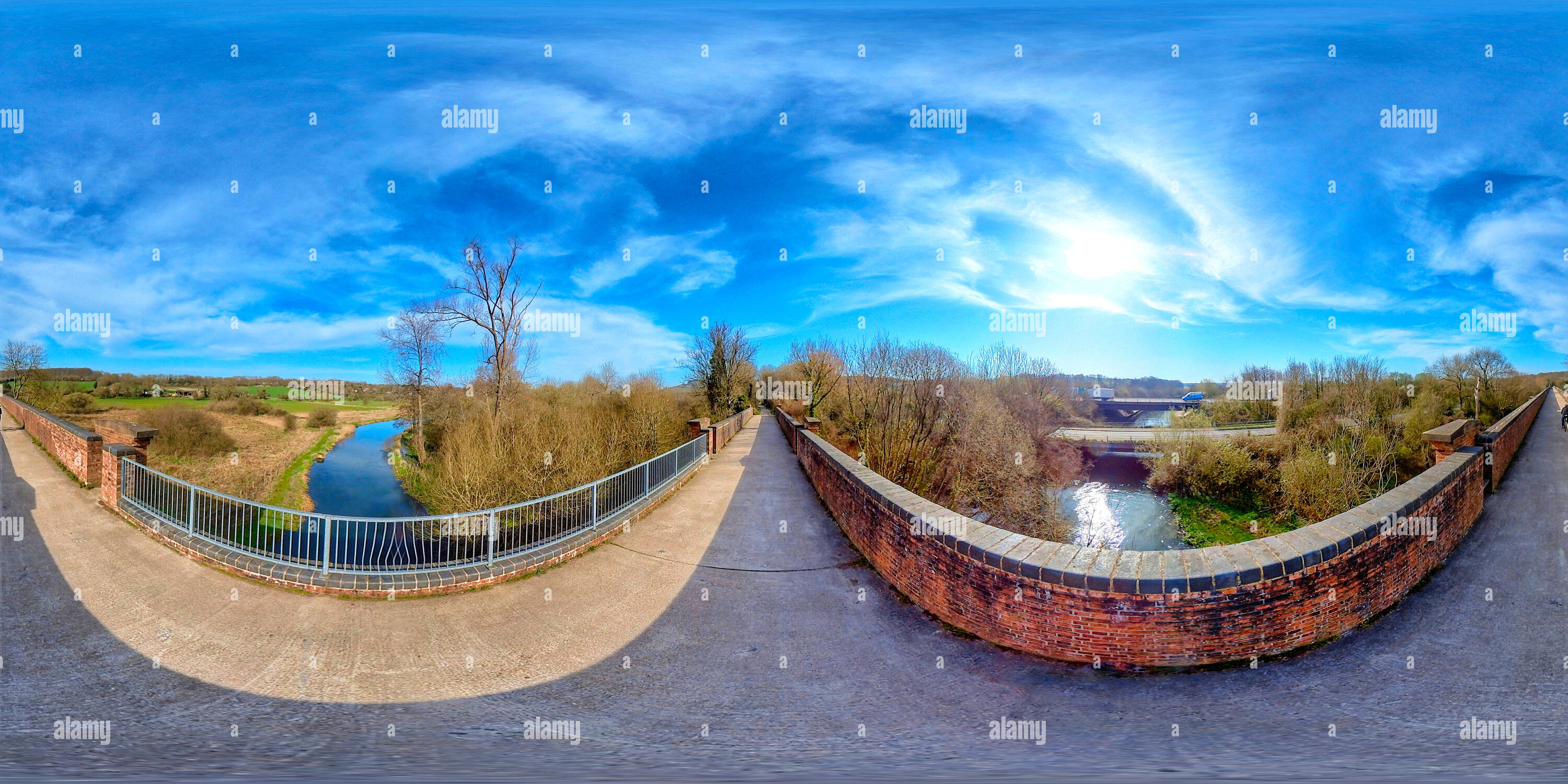 360 Grad Panorama Ansicht von Hockley Railway Viaduct über den Fluss Itchen, Winchester, Hampshire, Großbritannien