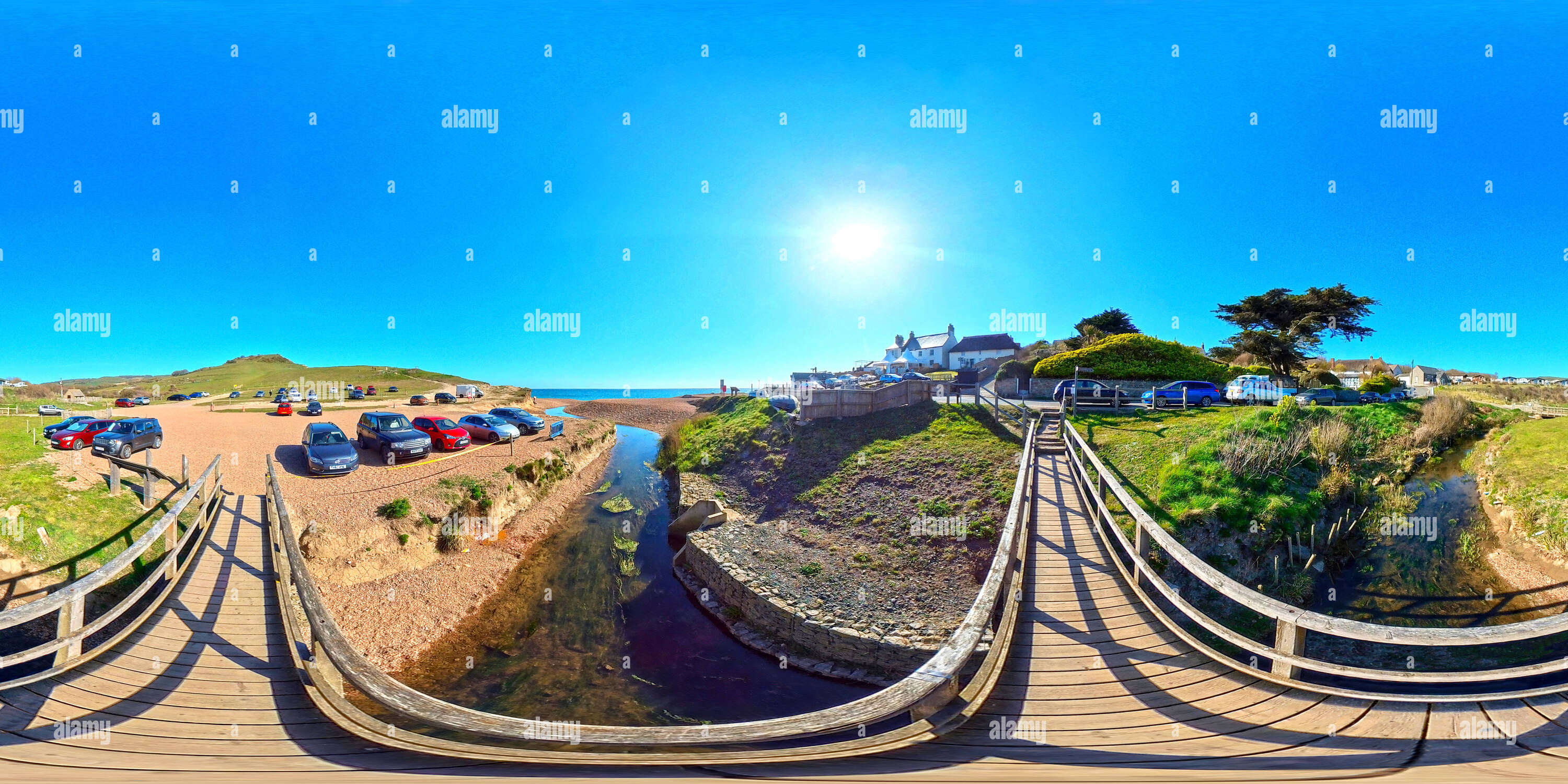 360 Grad Panorama Ansicht von Brücke über den Fluss Winniford im Golden Cap Feriencamp und am Strand von Seatown, Dorset, Großbritannien.