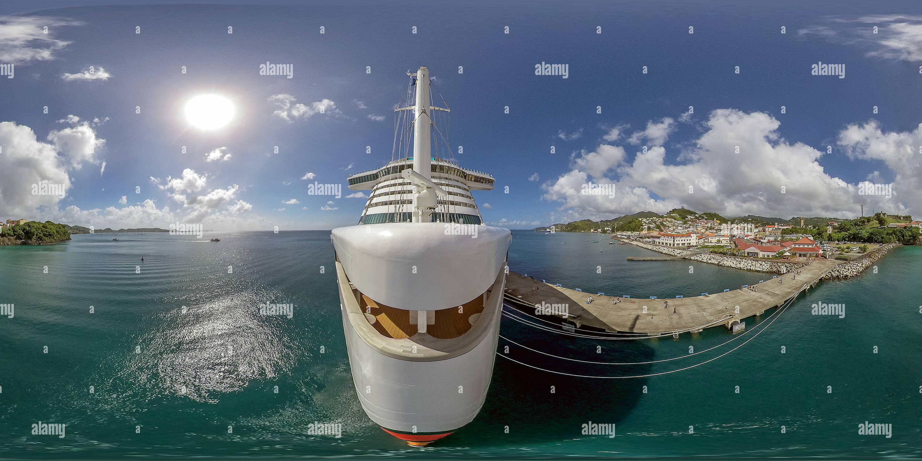 360 Grad Panorama Ansicht von AIDAperla Kreuzfahrtschiff in St. George's Grenada Caribbean 11-2018