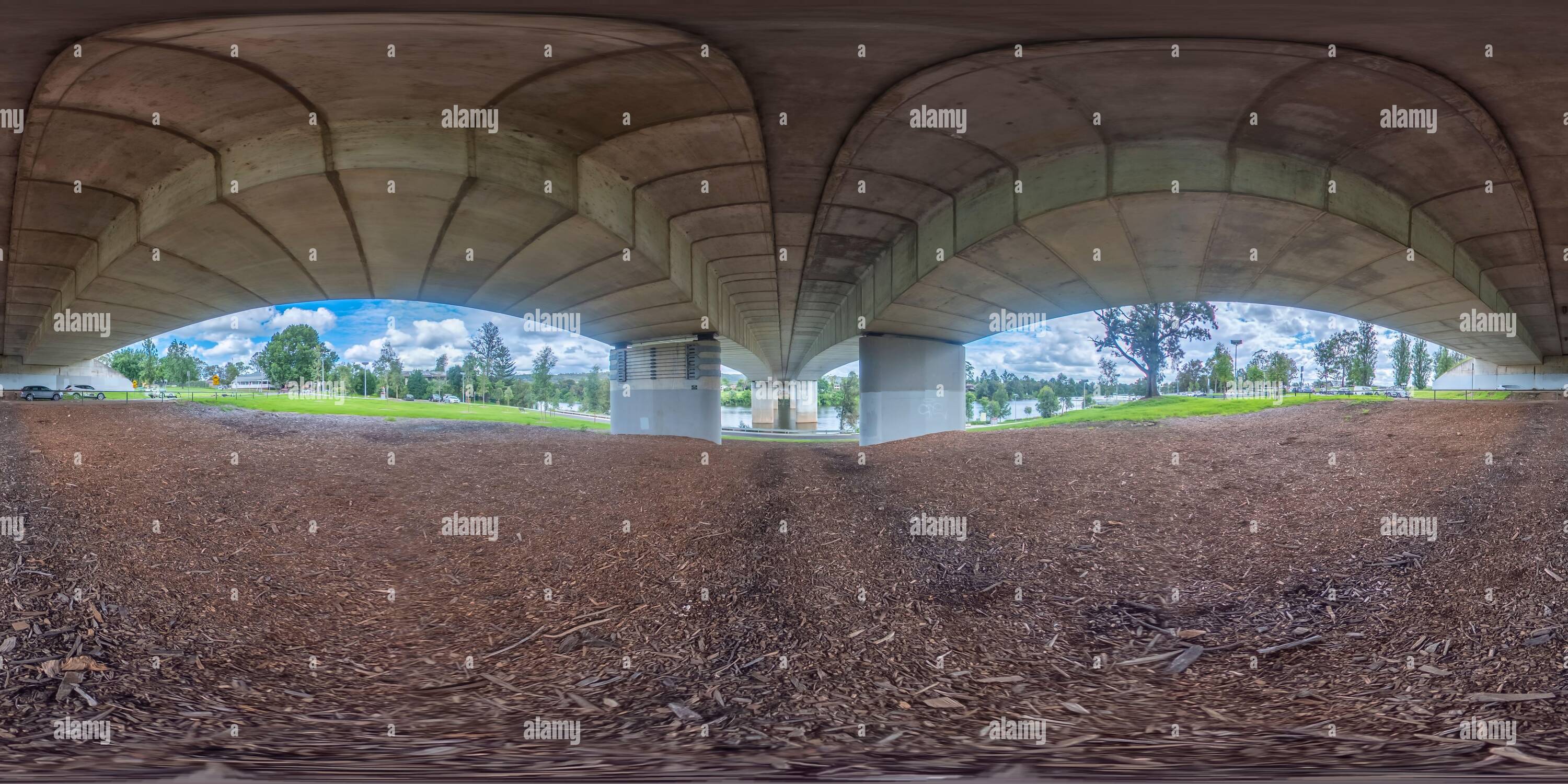 360 Grad Panorama Ansicht von Sphärische Panoramaaufnahme aus dem Jahr 360 unter der Brücke, die den Nepean River in Penrith im regionalen New South Wales in Australien überspannt