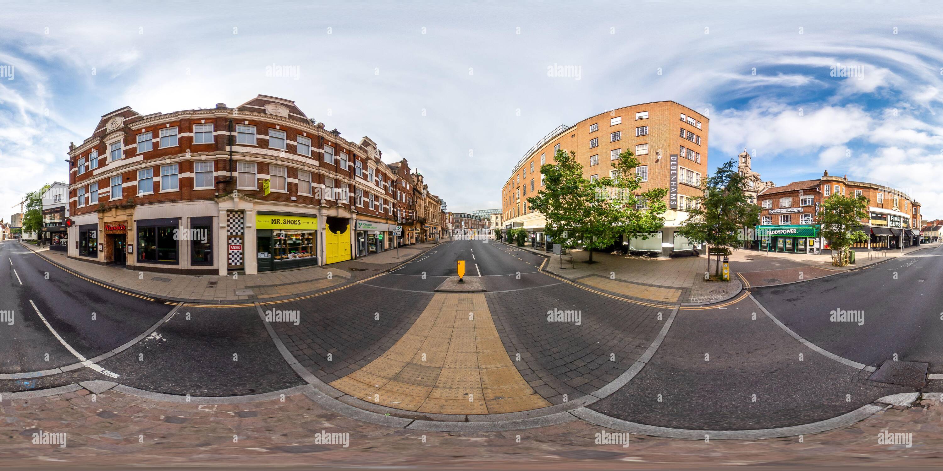 360 Grad Panorama Ansicht von Norwich, Norfolk Großbritannien – Juli 04 2021. Vollständiges, kugelförmiges, nahtloses Panorama mit 360-Grad-Winkel von einem Blick auf die St Stephens Street in einem gleicheckigen Projekt