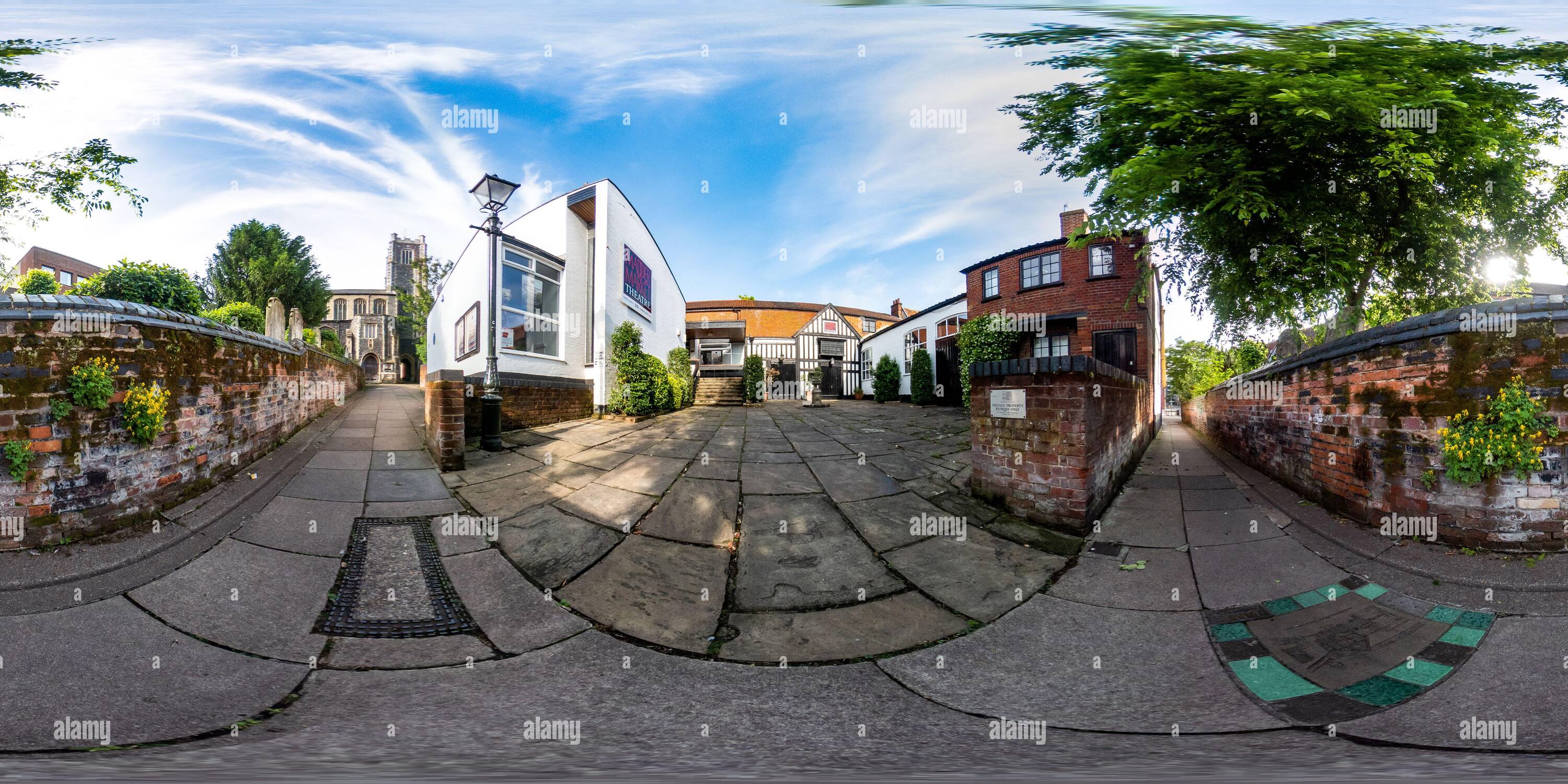 360 Grad Panorama Ansicht von Norwich, Norfolk Großbritannien – Juli 04 2021. Vollständiges, kugelförmiges, nahtloses Panorama mit 360-Grad-Winkel des Madder Market Theatre in einer äquivalrechteckigen Projektion