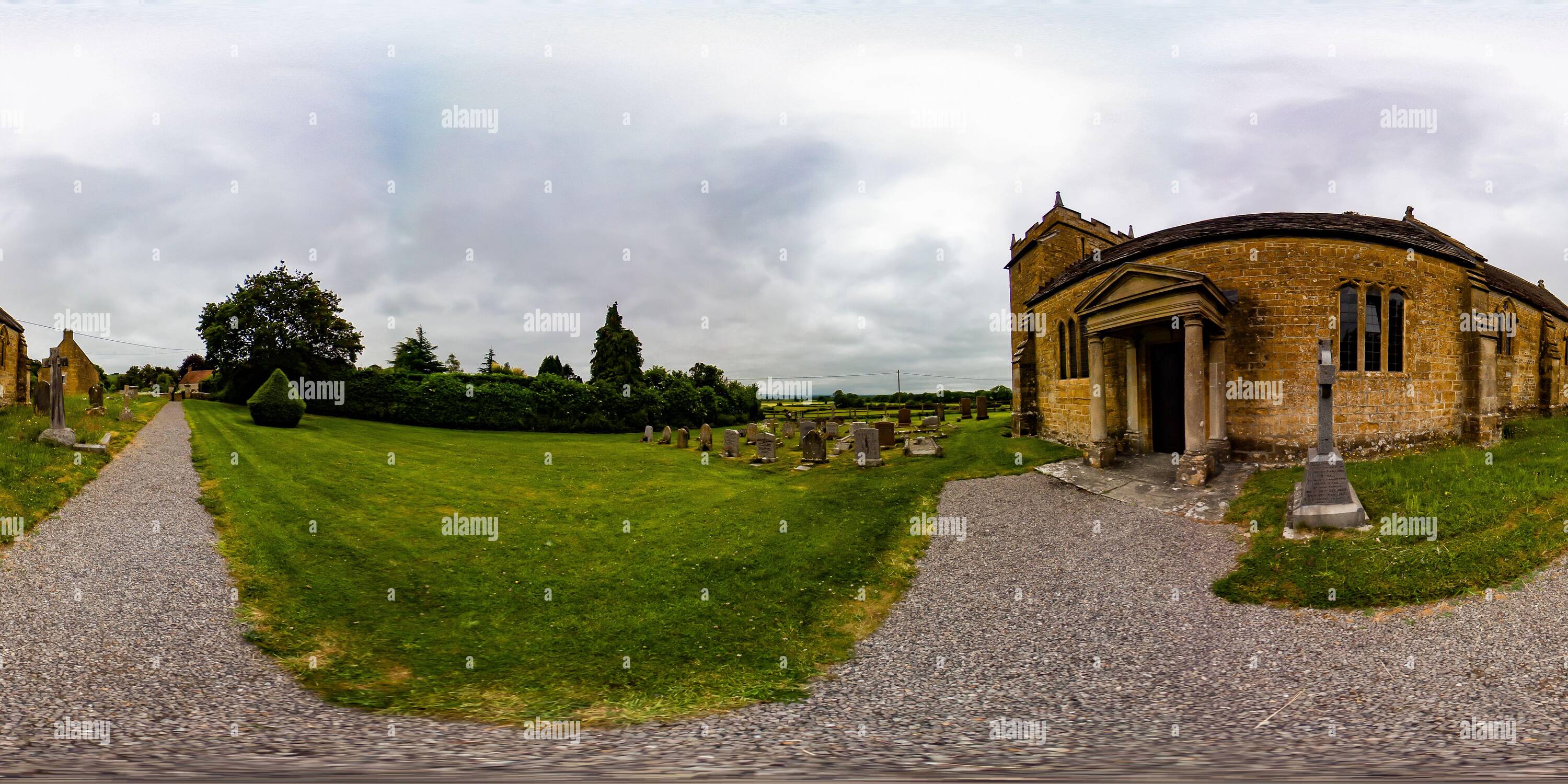 360 Grad Panorama Ansicht von Somerset, Großbritannien – Juni 19 2021. Full sphärische nahtlose Panorama 360 Grad-Winkel-Ansicht einer kleinen und hübschen anglikanischen Kirche in einem kleinen ländlichen Dorf in
