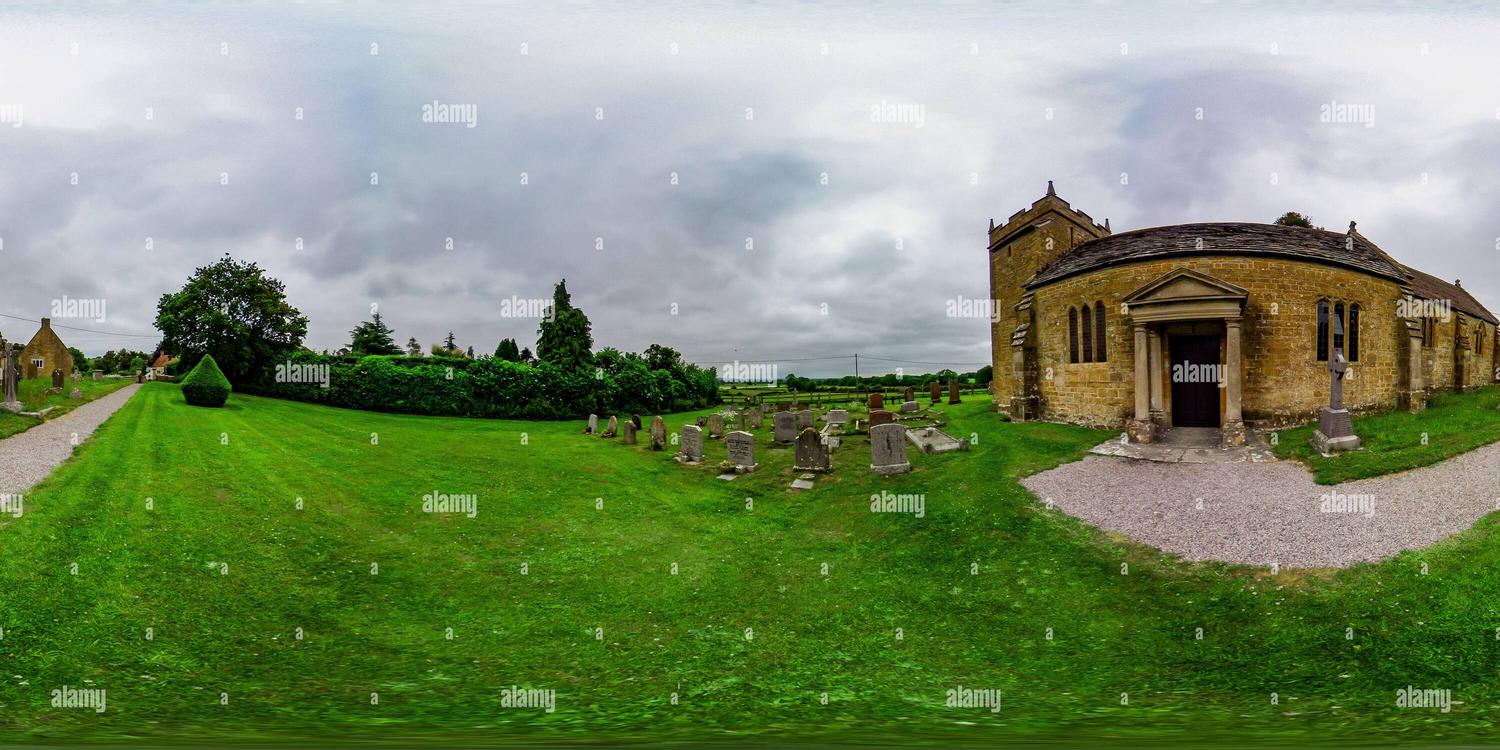 360 Grad Panorama Ansicht von Somerset, Großbritannien – Juni 19 2021. Full sphärische nahtlose Panorama 360 Grad-Winkel-Ansicht einer kleinen und hübschen anglikanischen Kirche in einem kleinen ländlichen Dorf in