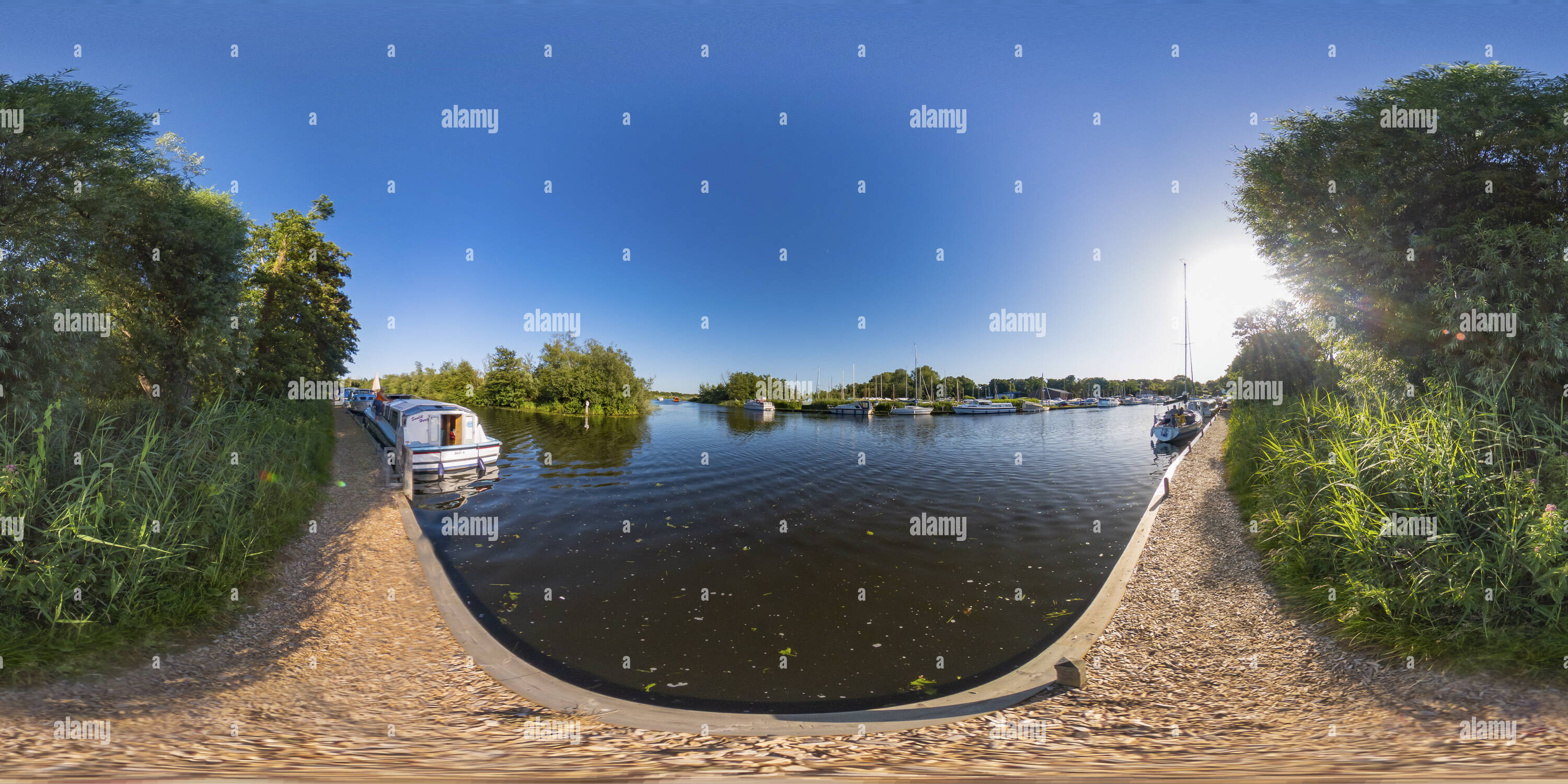 360 Grad Panorama Ansicht von Treffen der Wassermengen in Barton Turf, Norfolk Broads