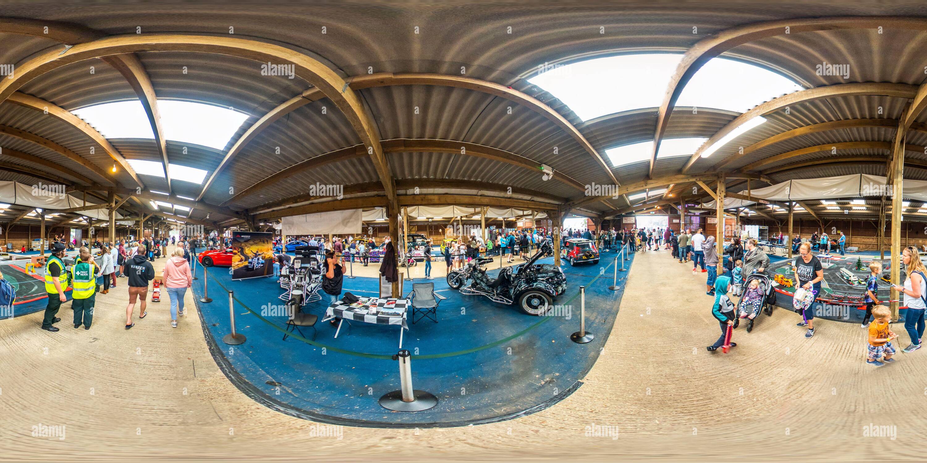 360 Grad Panorama Ansicht von Trinity Park, Ipswich – 2021. August. Custom Cars, Sportwagen, einzigartige Autos, Fahrräder, Trikes und verschiedene Transportfahrzeuge auf dem Display in der ann