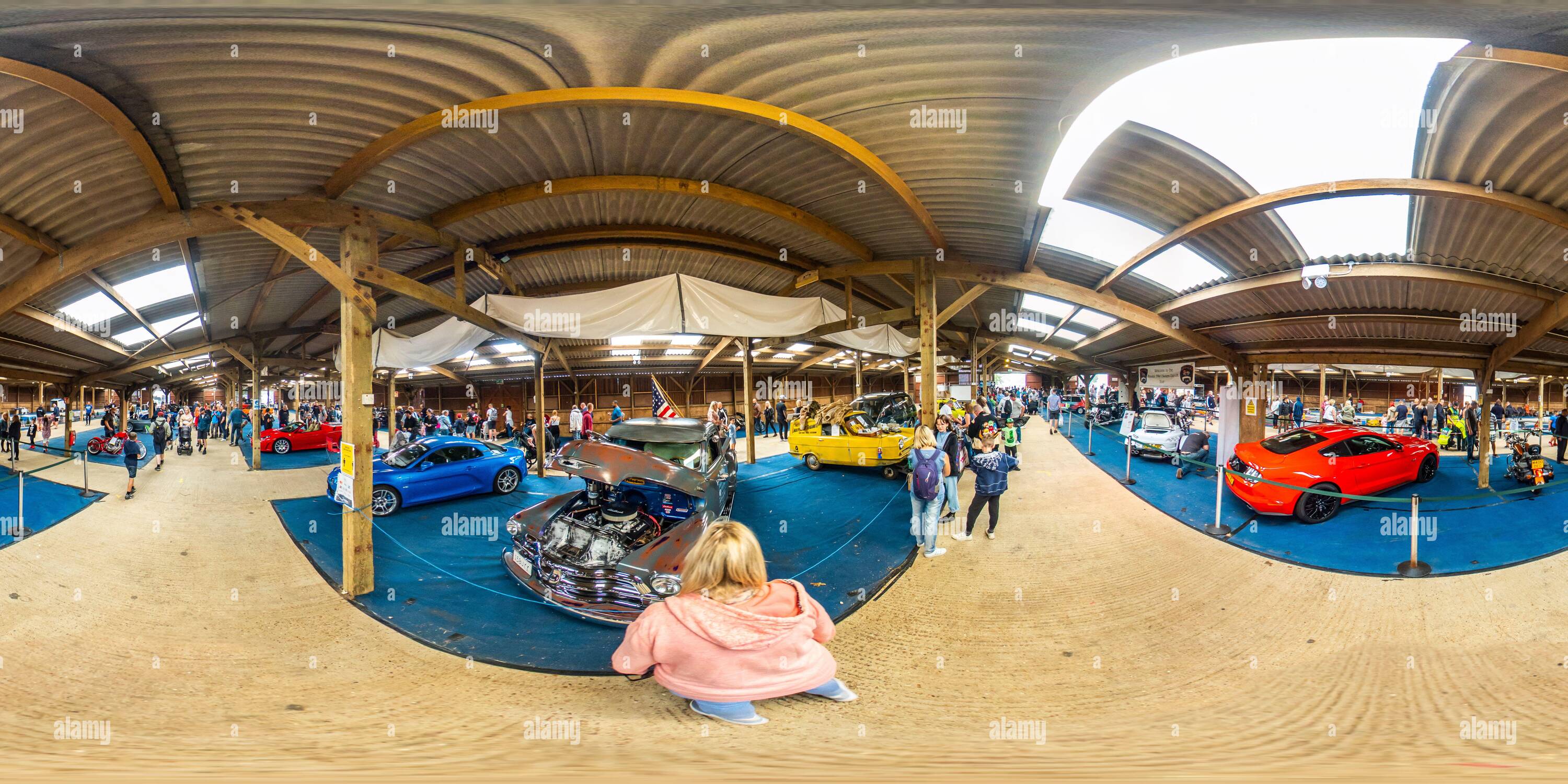 360 Grad Panorama Ansicht von Trinity Park, Ipswich – 2021. August. Custom Cars, Sportwagen, einzigartige Autos, Fahrräder, Trikes und verschiedene Transportfahrzeuge auf dem Display in der ann