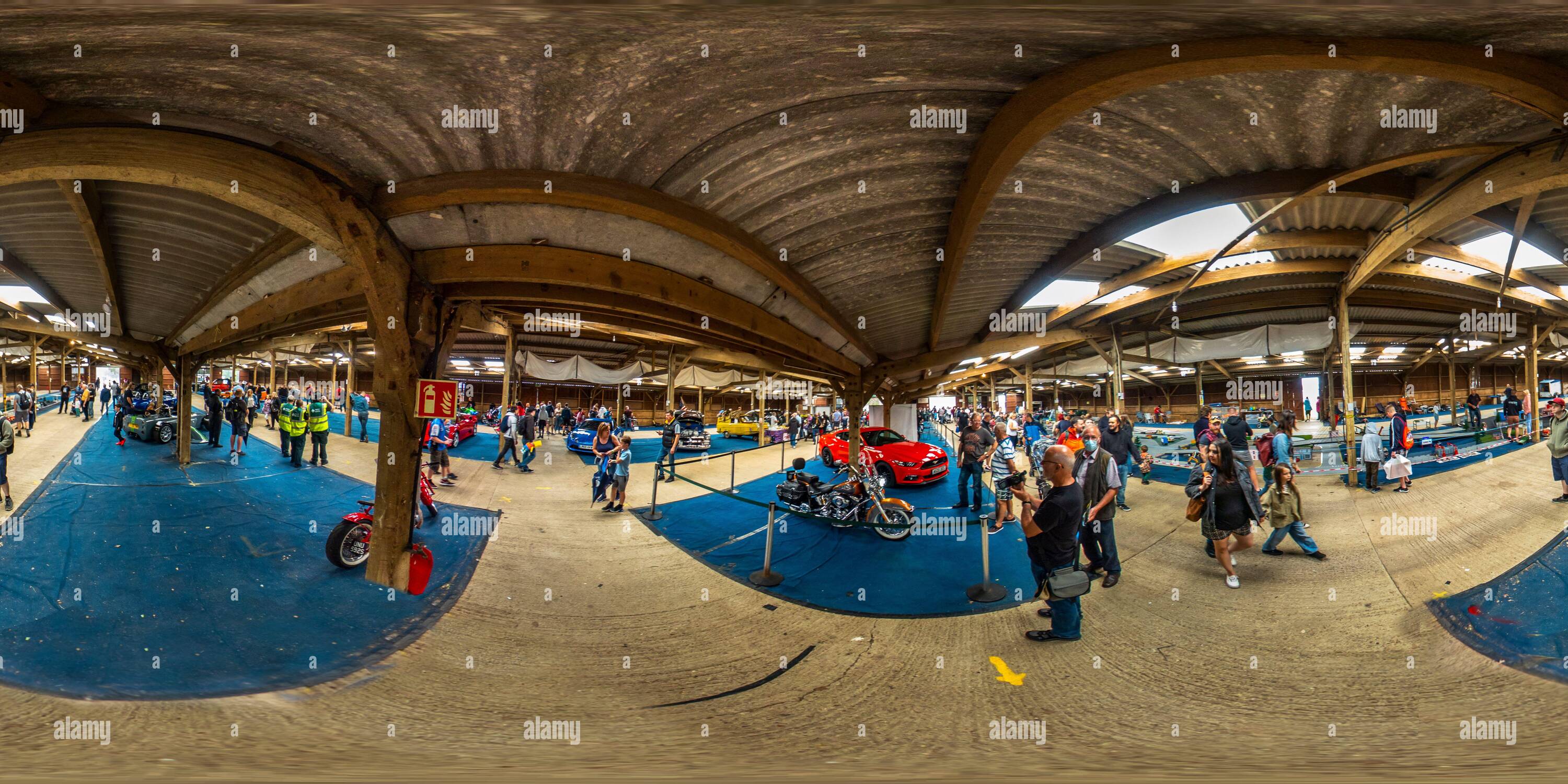 360 Grad Panorama Ansicht von Trinity Park, Ipswich – 2021. August. Custom Cars, Sportwagen, einzigartige Autos, Fahrräder, Trikes und verschiedene Transportfahrzeuge auf dem Display in der ann