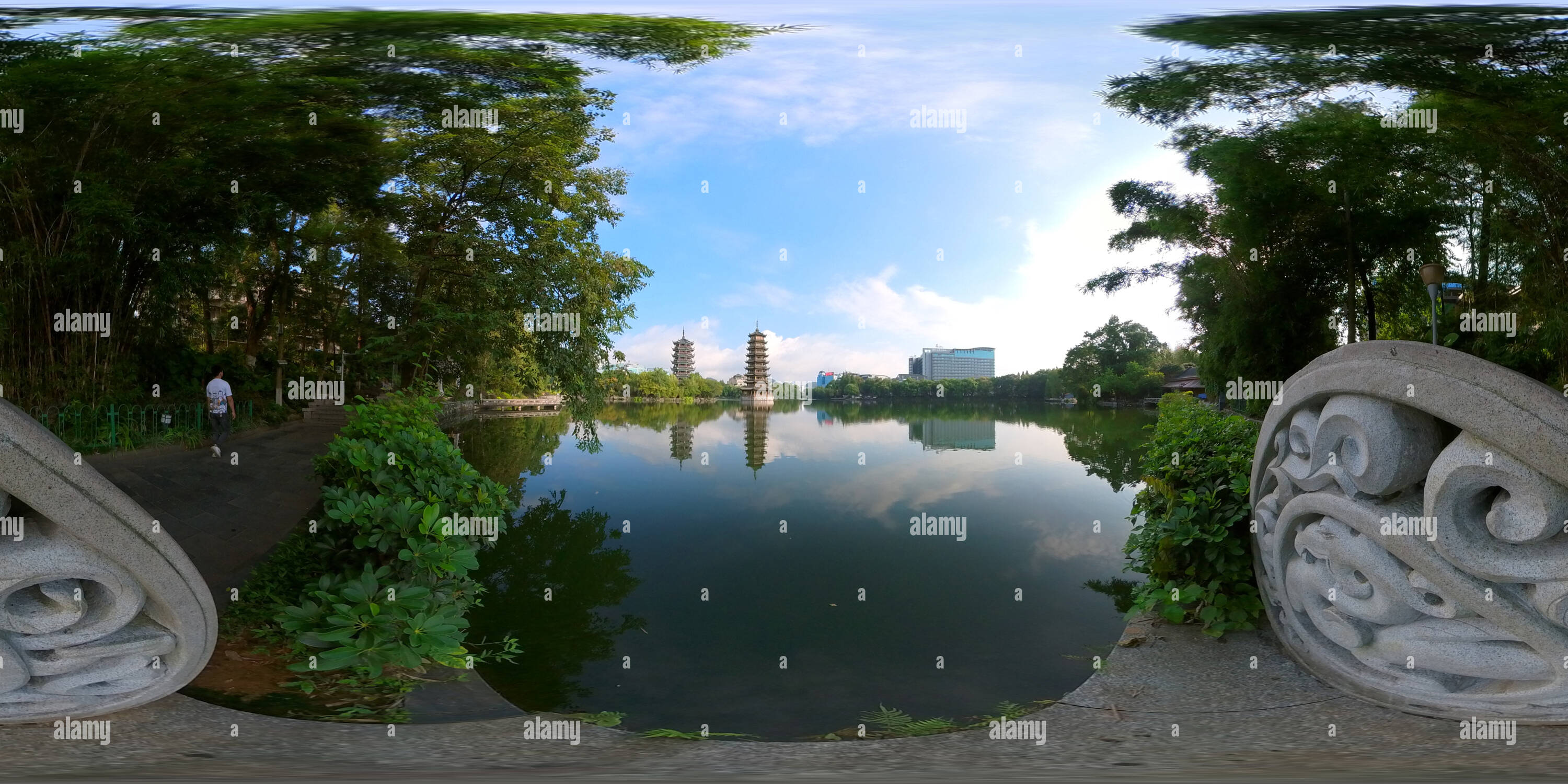 360 Grad Panorama Ansicht von Die Sonnen- und Mondtürme in Guilin