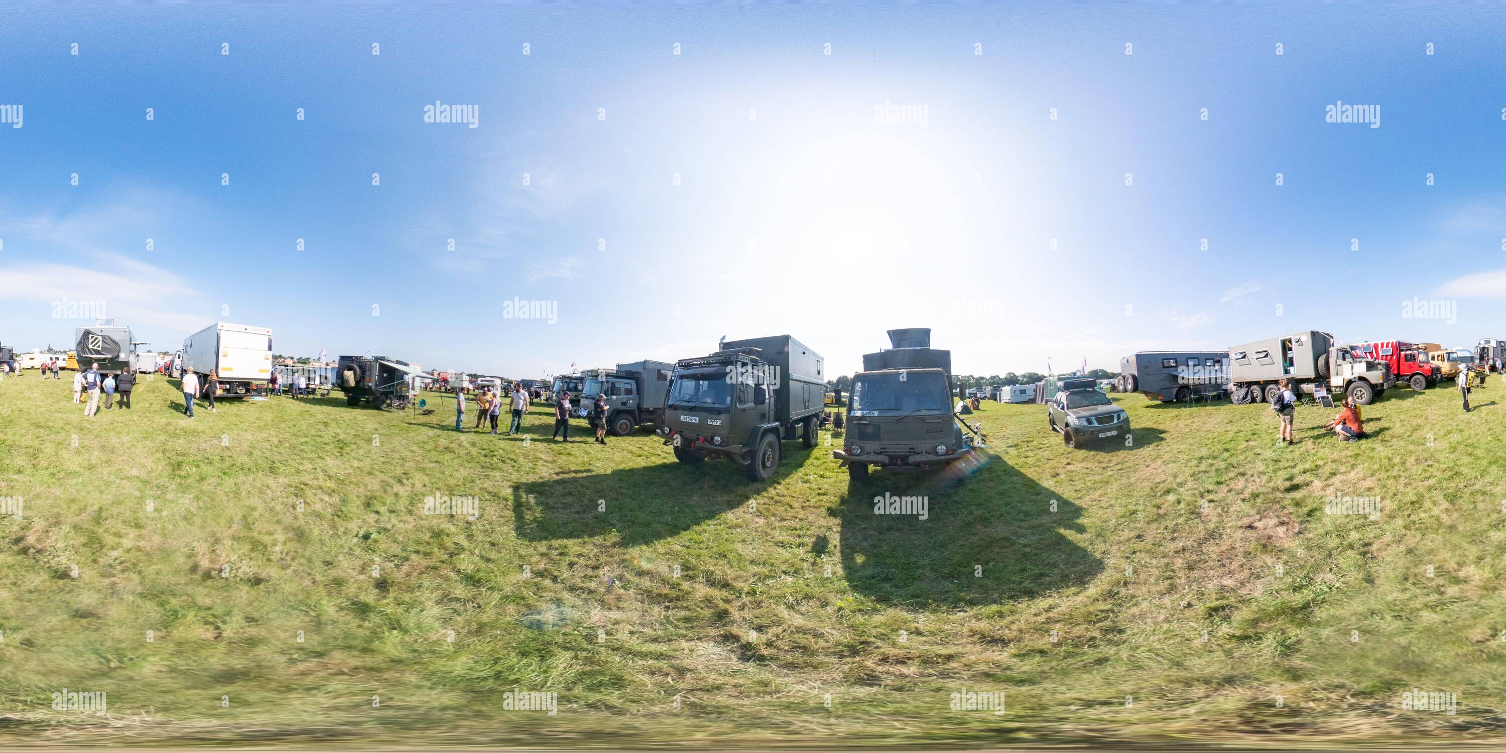 360 Grad Panorama Ansicht von 360 Kugelpanorama aufgenommen bei der Internationalen 4x4- und Campervan-Show auf der Rennbahn von Stratford, September 2021.