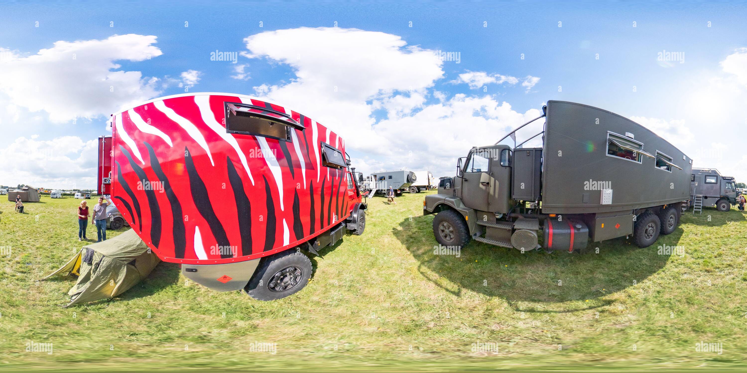 360 Grad Panorama Ansicht von 360 Kugelpanorama aufgenommen bei der Internationalen 4x4- und Campervan-Show auf der Rennbahn von Stratford, September 2021.