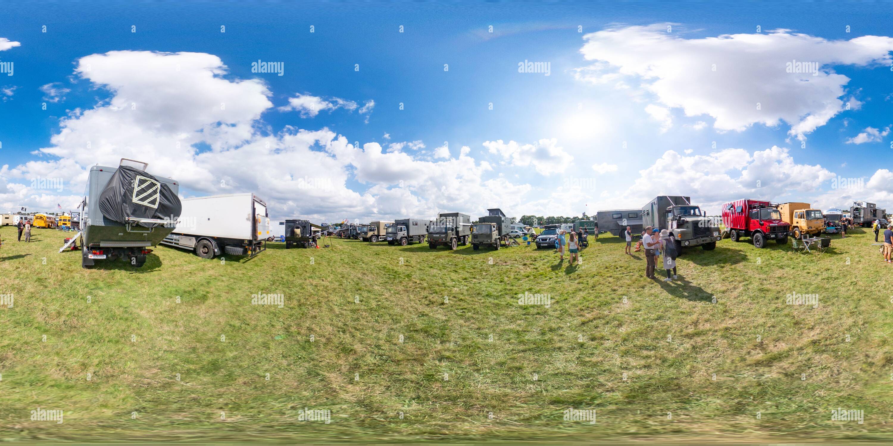 360 Grad Panorama Ansicht von 360 Kugelpanorama aufgenommen bei der Internationalen 4x4- und Campervan-Show auf der Rennbahn von Stratford, September 2021.