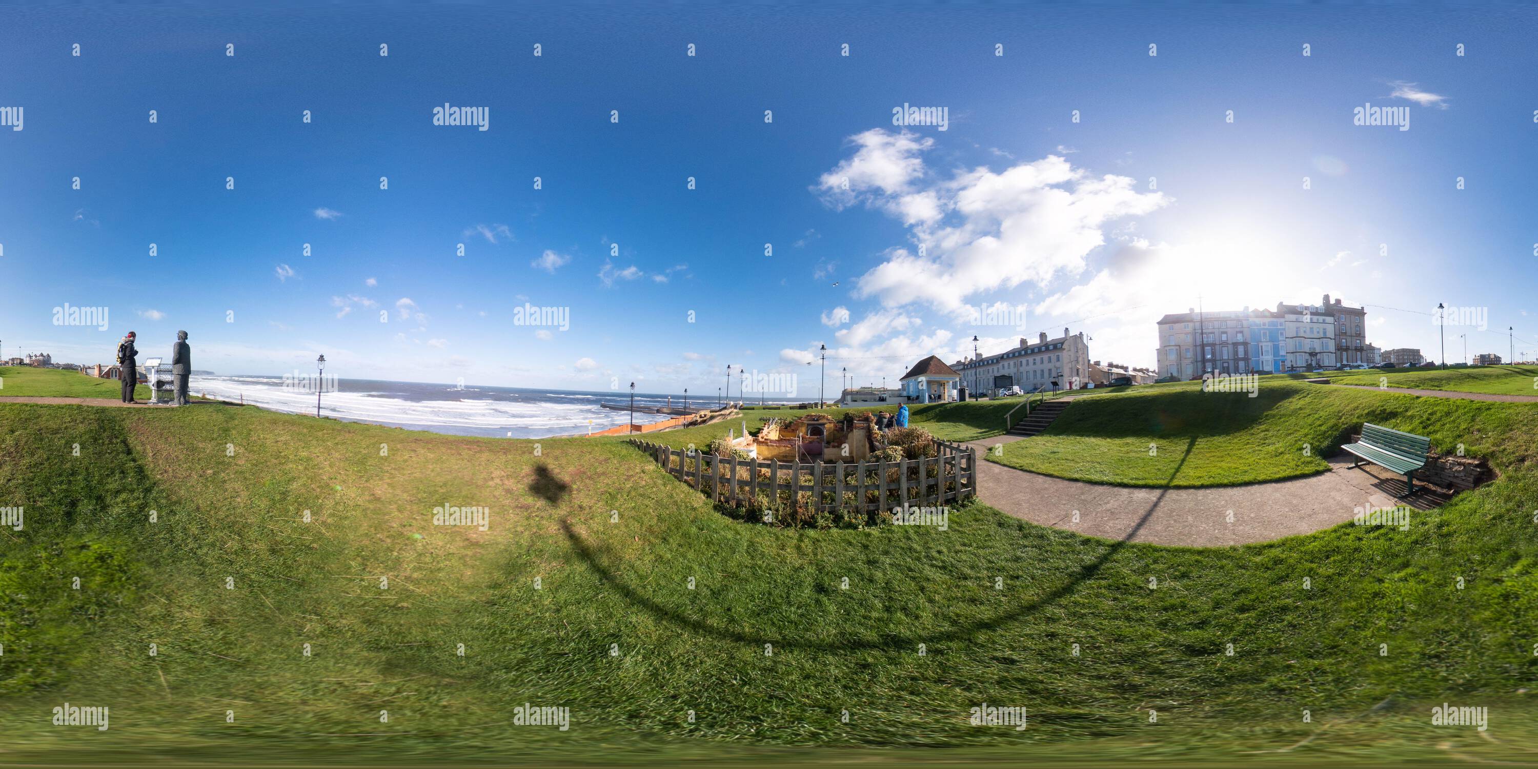 360 Grad Panorama Ansicht von 360 Kugelpanorama des Kriegs-Gedenkgartens auf der West Cliff in der Küstenstadt Whitby in North Yorkshire, Oktober 2021