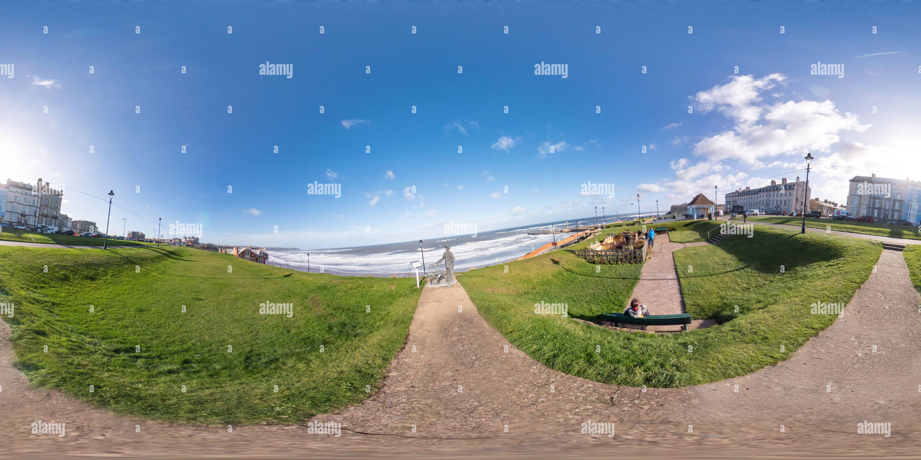 360 Grad Panorama Ansicht von 360 Kugelpanorama des Kriegs-Gedenkgartens auf der West Cliff in der Küstenstadt Whitby in North Yorkshire, Oktober 2021