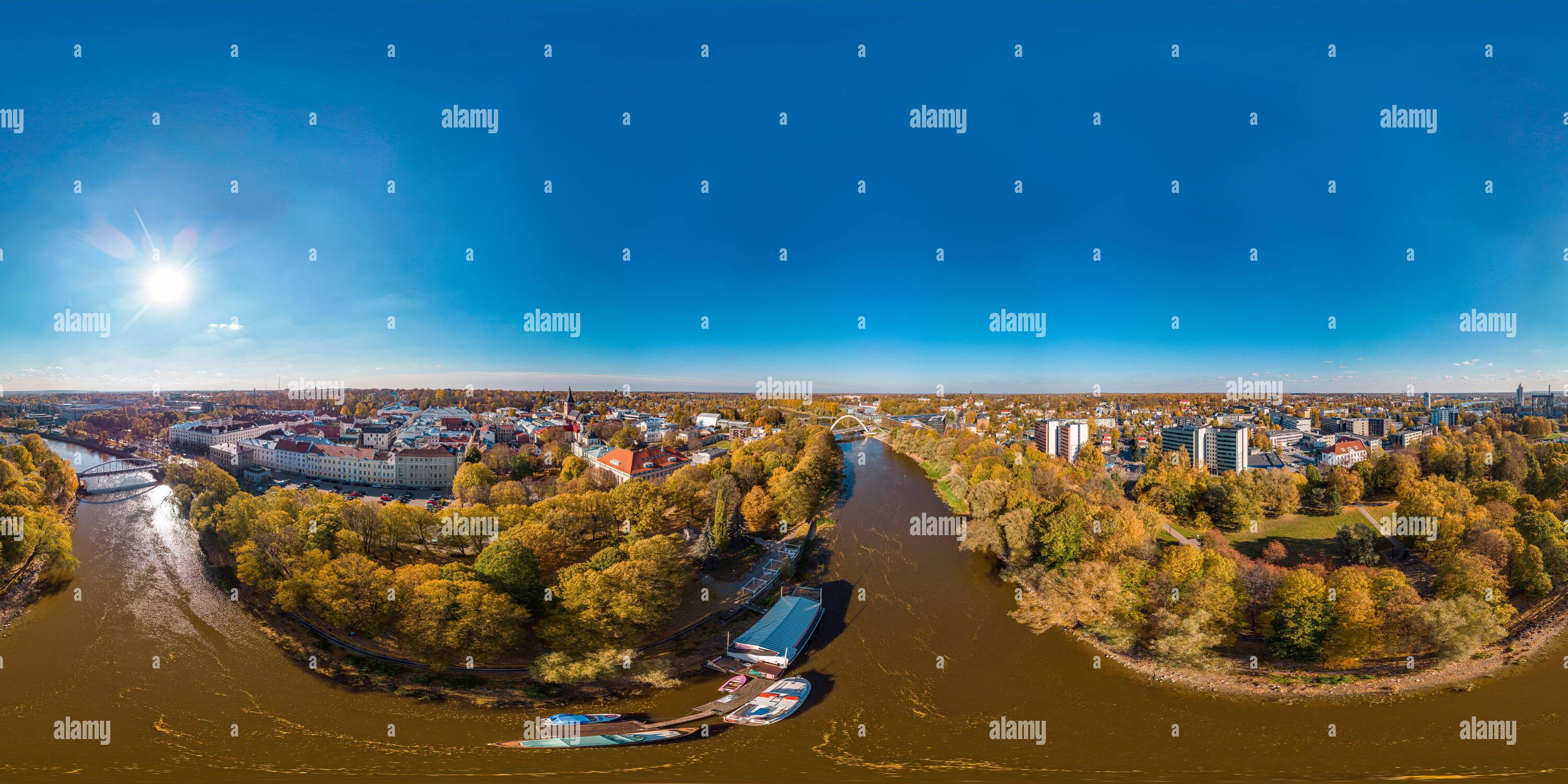 360 Grad Panorama Ansicht von Herbstpark am Flussufer in einer Stadt mit Altstadt